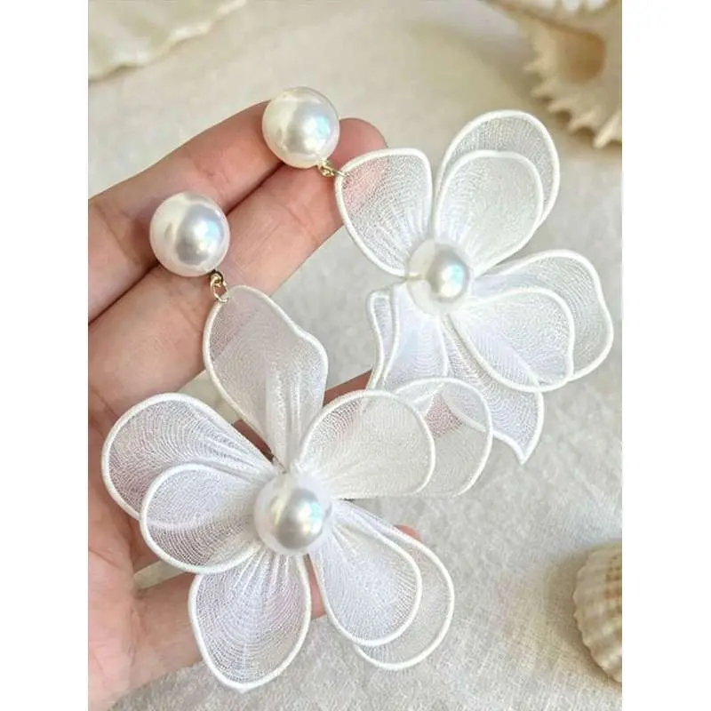 A pair of elegant and simple white double-layered chiffon flower pearl earrings, large and exaggerated in size, designed to flatter the face, with a unique design, suitable for women to wear