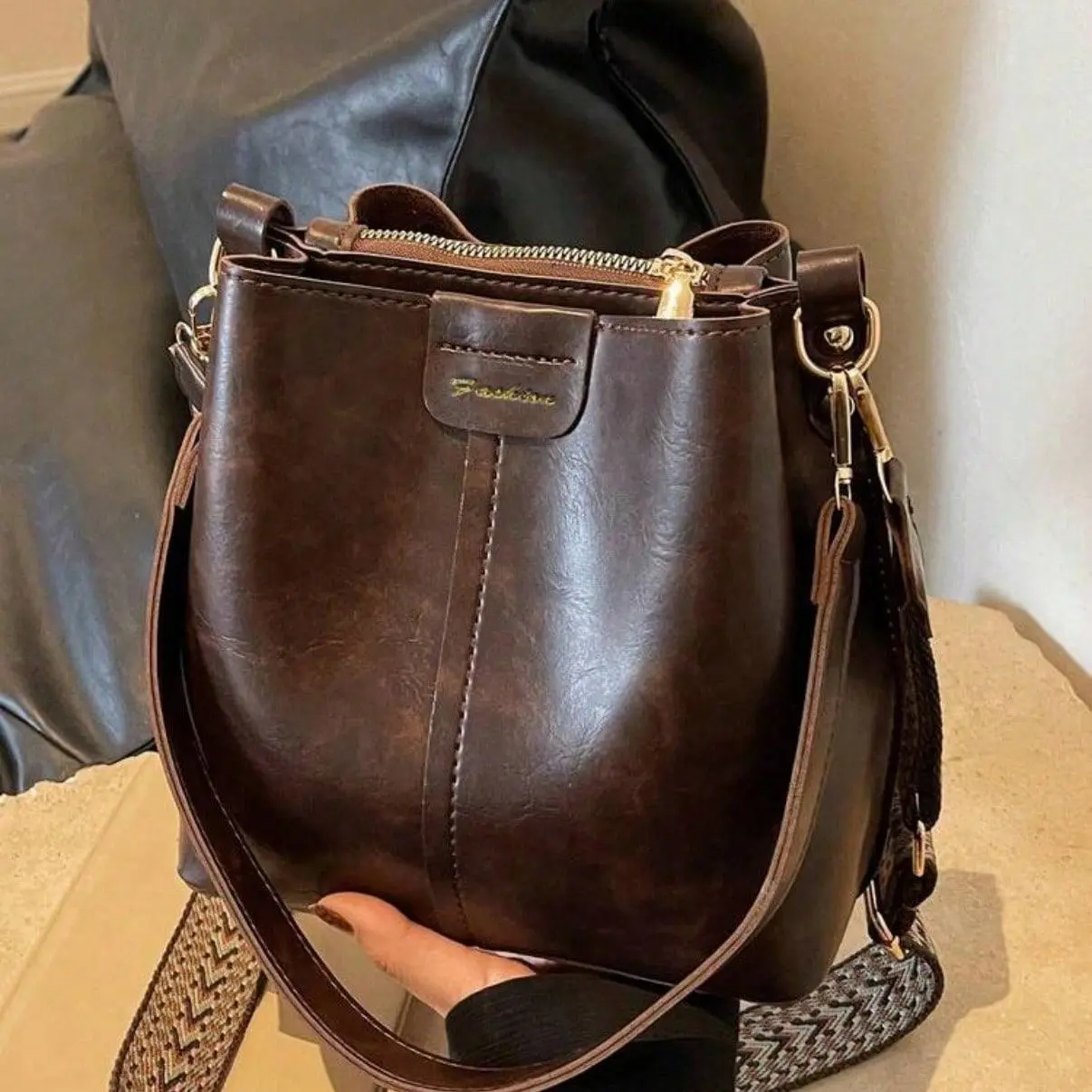 High-End Versatile Retro Bucket Bag with Removable Woven Wide Shoulder Strap, Fashionable Solid Color Shoulder Crossbody Bag, Vintage Niche Design, Suitable for Work, Commuting, Daily Outings, Shopping and Dates