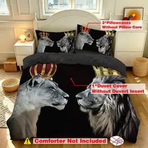 A three-piece bedding set (1 bedspread + 2 pillowcases without inner cores) featuring a crown and lion design, with a simple black base. It is suitable for use in hotel bedrooms, children's rooms, and all other rooms, and makes a very warm gift.