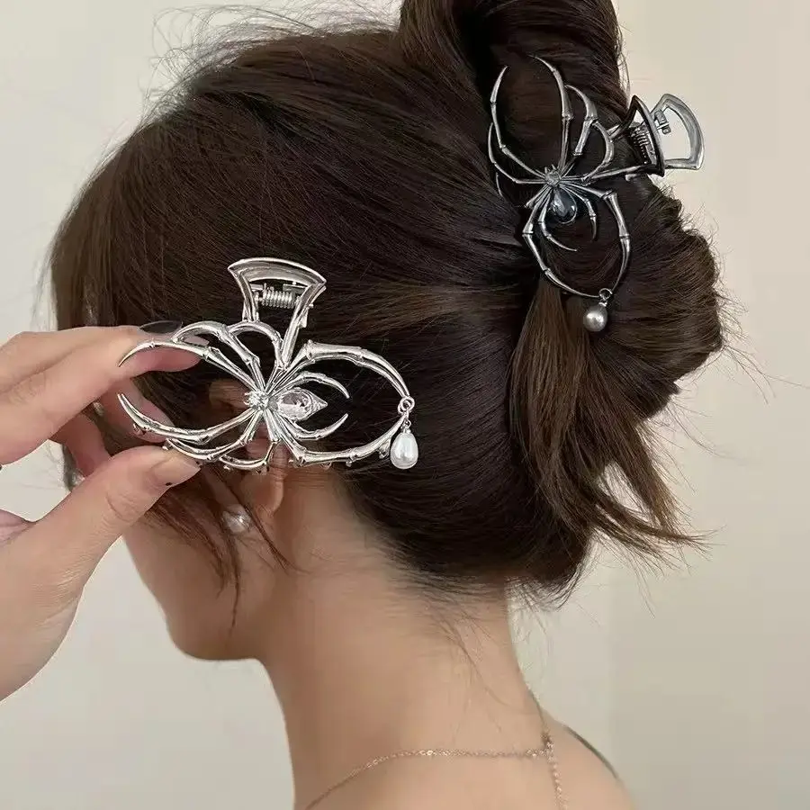 Trendy Y2K Gothic Hair Claw Clip for Girls Women, Shiny Rhinestone Imitation Pearl Alloy Metal Skull Spider Pattern Claw Clip, Fashion Hair Barrette for Daily Wear, Party, Halloween and Cosplay Looks