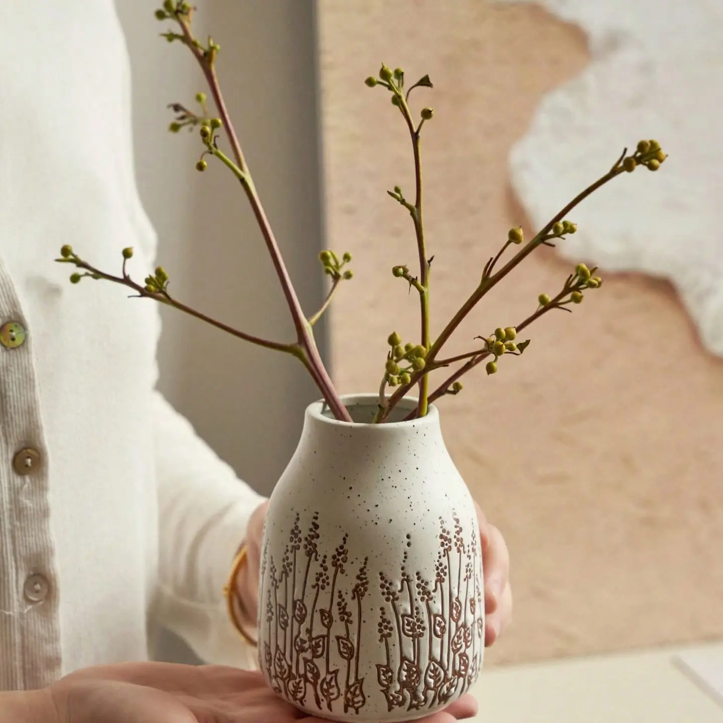 Mini Handcrafted Vintage Ceramic Vase with Floral Relief, French Country Style Home Decor, Suitable for Fresh or Dried Flowers, Desk and Living Room Decoration