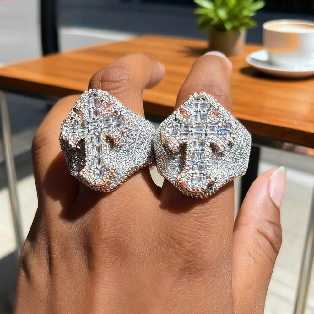 Loveden Two-Tone Full Zircon Cross Hip Hop Ring, Sparkling All-over Diamond Inlaid Trendy Unisex Ring, Retro Streetwear Personality Jewelry for Him Her, Classic Gifts for Women and Romantic Gifts for Her for Party Dating Outfit