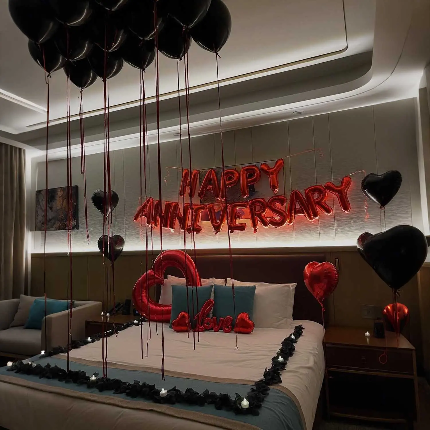 Anniversary Letter Design Balloons with Bowknot, Heart, Aluminum Foil Balloon, Fake Rose Petals, Perfect for Anniversaries and Valentine's Day