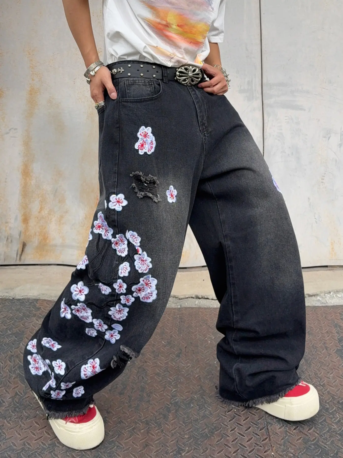 Men's Vintage Washed Ripped Floral Embroidered Wide Leg Jeans, Y2K Streetwear Fashion Loose Fit Long Pants, All Seasons