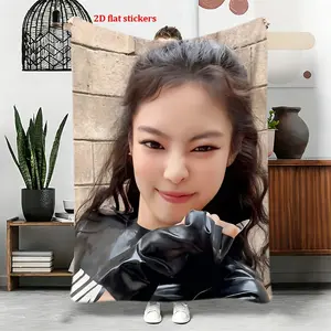 This 2D idol print flannel blanket is suitable for all seasons, soft and comfortable, and ideal for sofas, beds, and office lounges. It's versatile and suitable for outdoor activities.