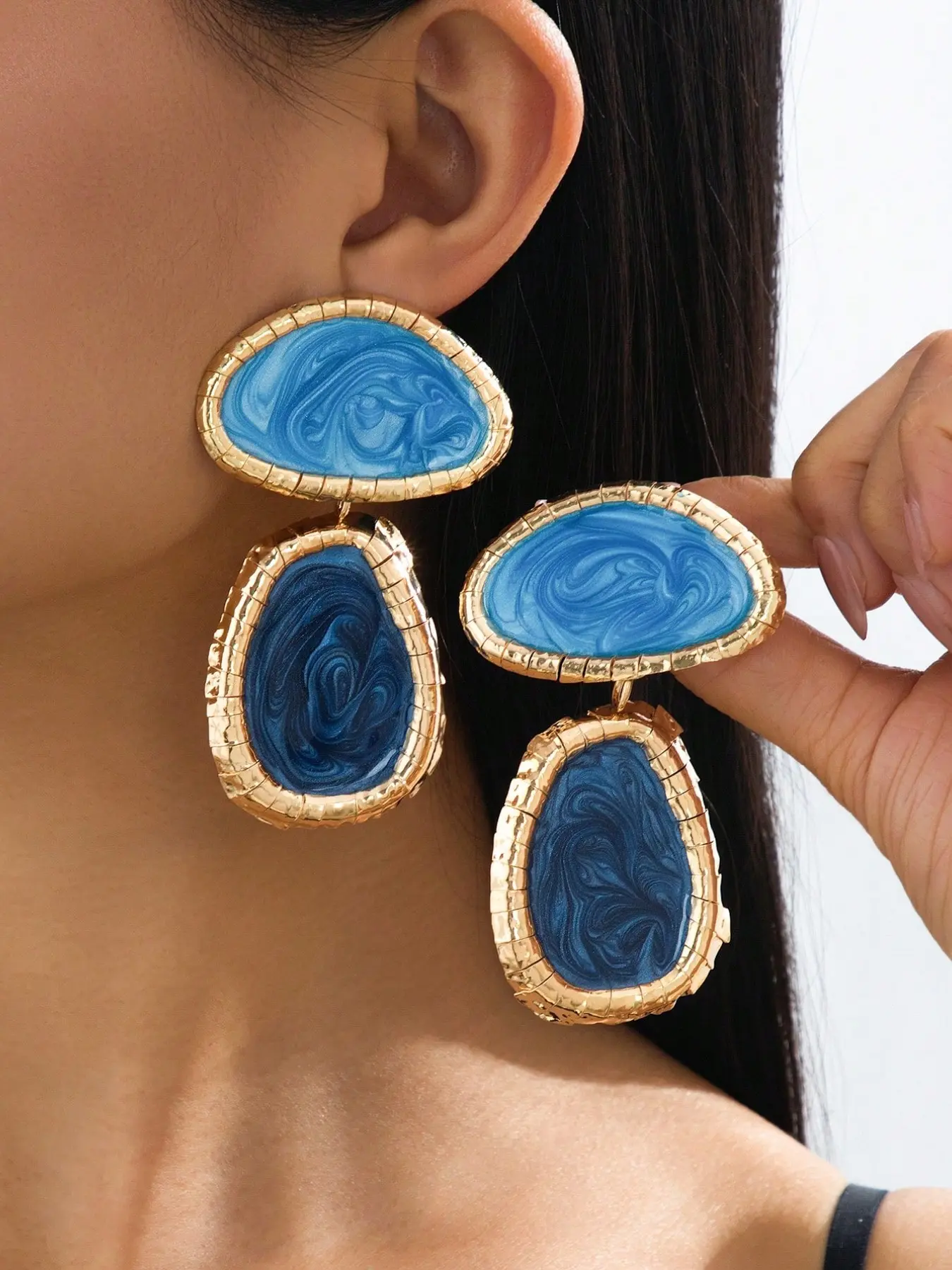 1 Pair Gold Framed Blue Marble Swirl Pendant Earrings - Dual-Tone Ocean Inspired Earrings Suitable For Office, Wedding And Evening Events