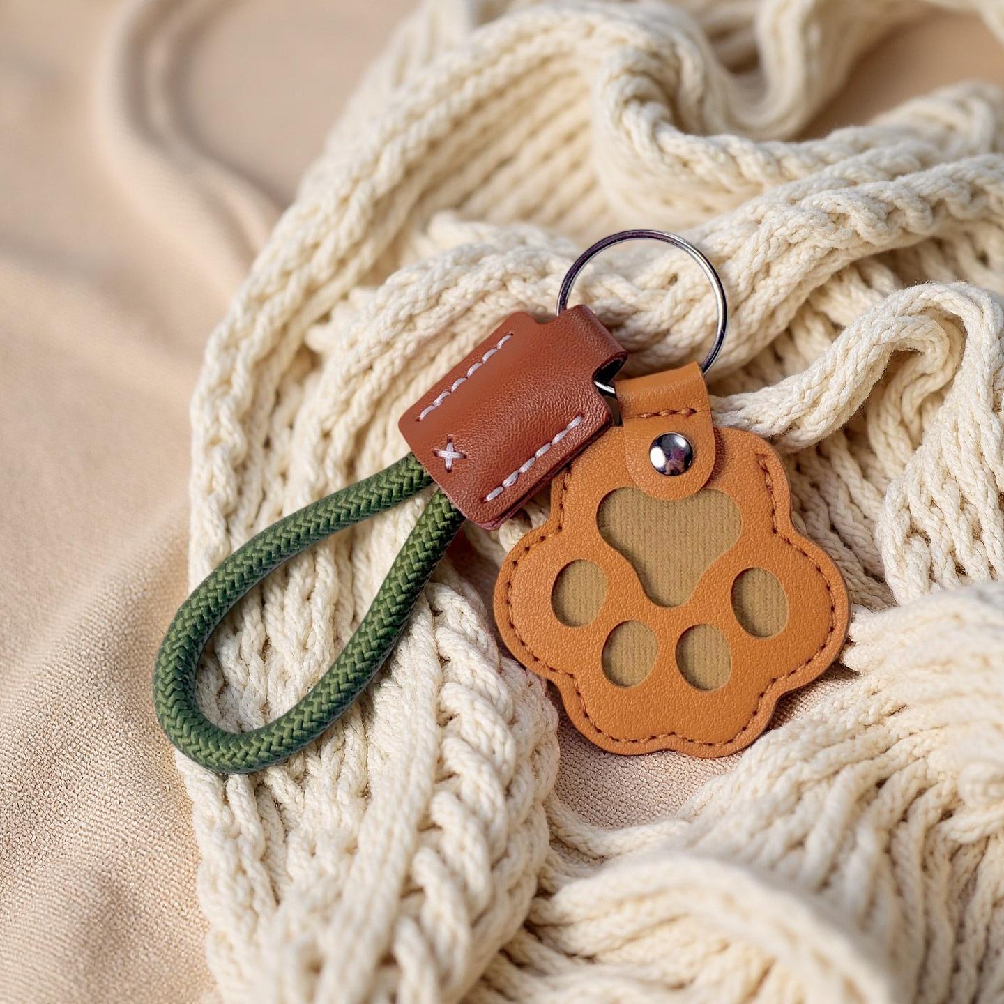 Pet Fur Memory Charm Leather Keychain Keepsake for Dog Cat Hair Paw-Shaped Design Memorial Sympathy Gift for Grieving Owners
