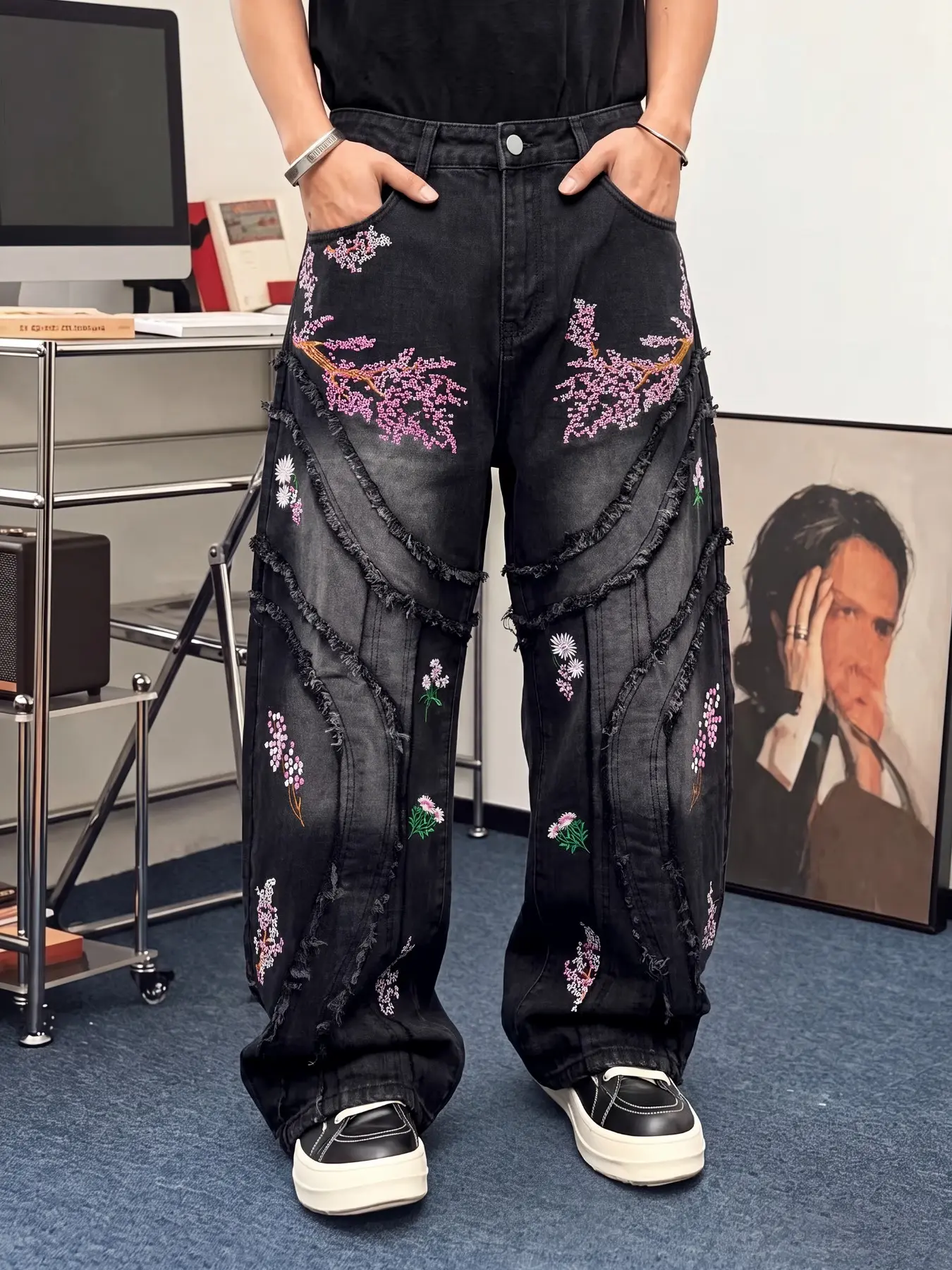 All-season men’s black loose straight-leg jeans, three-dimensional raw-edge patchwork and floral embroidery design, American trendy Y2K streetwear denim long pants.