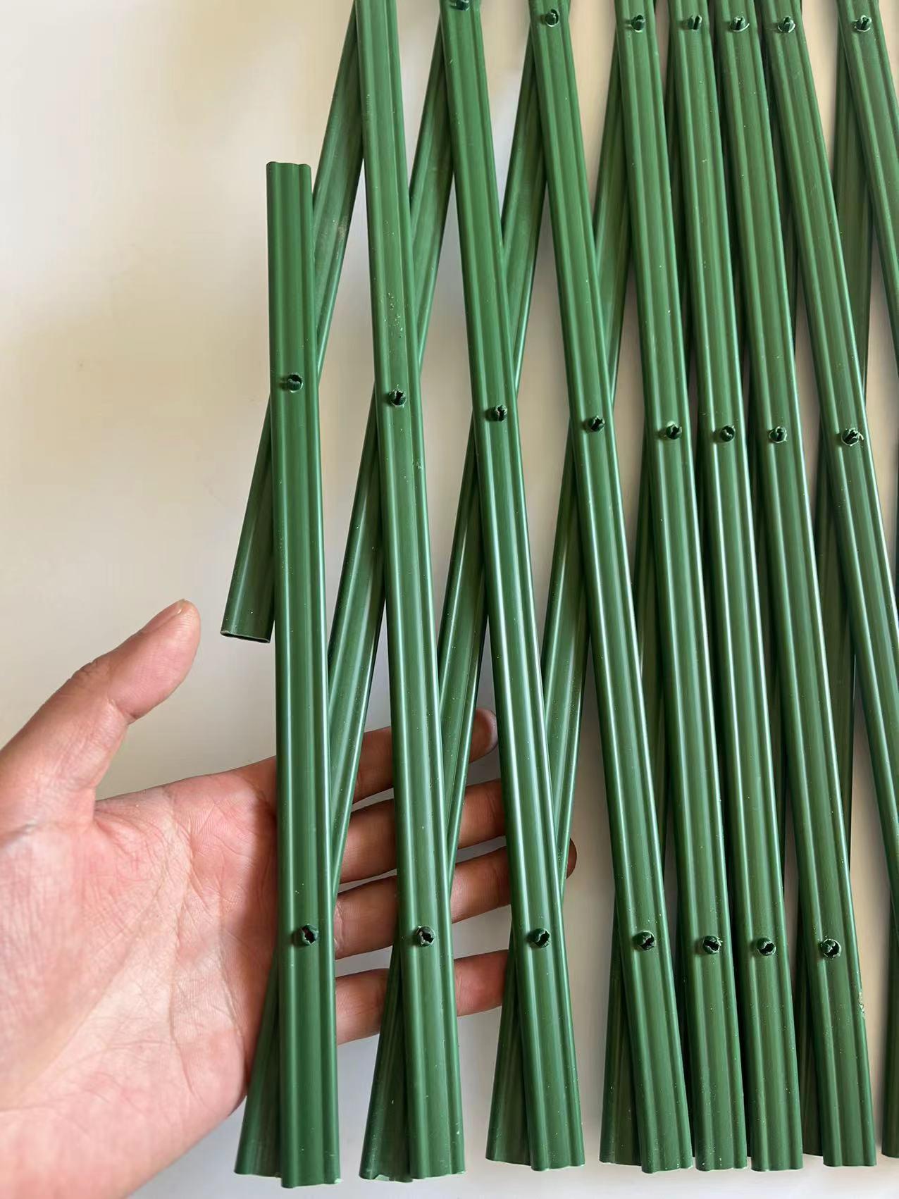 Expandable Green Garden Trellis, Plastic Lattice Trellis for Climbing Plants, Outdoor Wall Decor Trellis for Vines, Roses & Vegetables