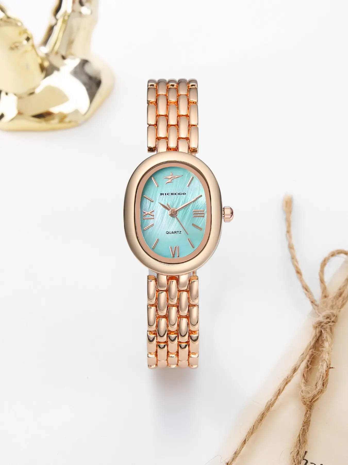 A vintage-style oval ladies' wristwatch—a high-quality quartz timepiece and a luxurious accessory for women!