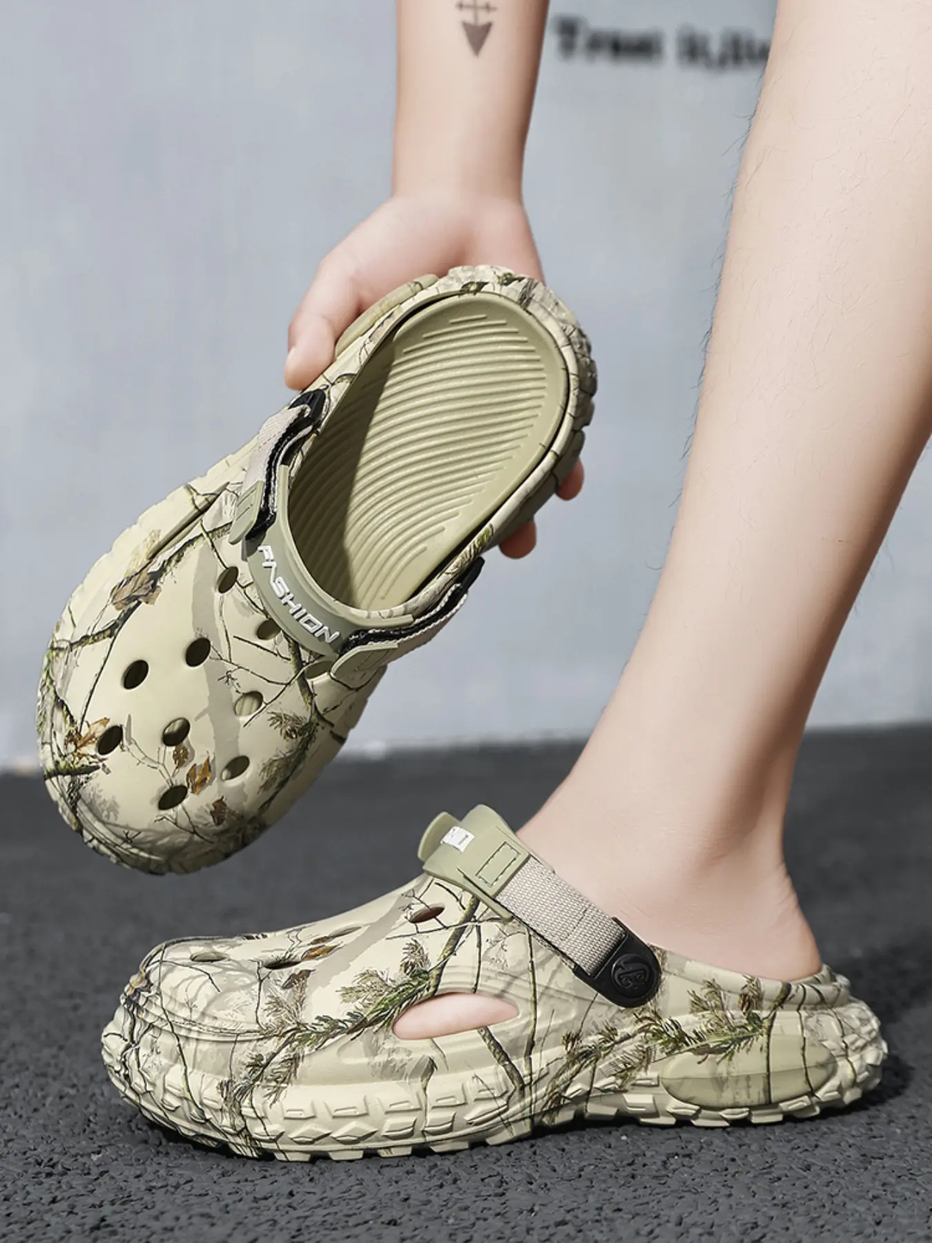 Men's Summer New Camouflage Print Thick Sole Holey Shoes, Anti-Slip Breathable Closed-Toe Sandals, Sizes 39-48, Outdoor Beach Garden Thick Bottom Slippers
