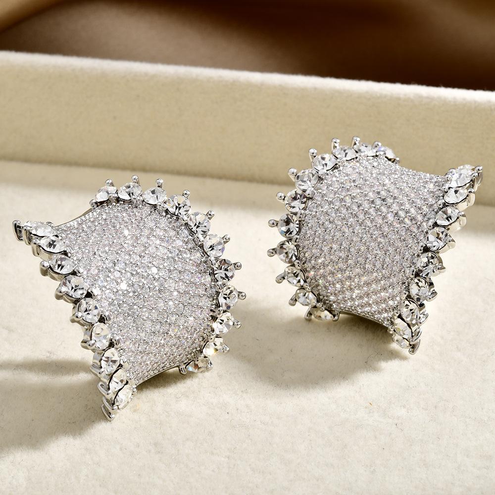 Luxurious and high-end c-shaped curved surface full diamond contrast color earrings new arrivalelegant super sparkling socialite fashion earrings
