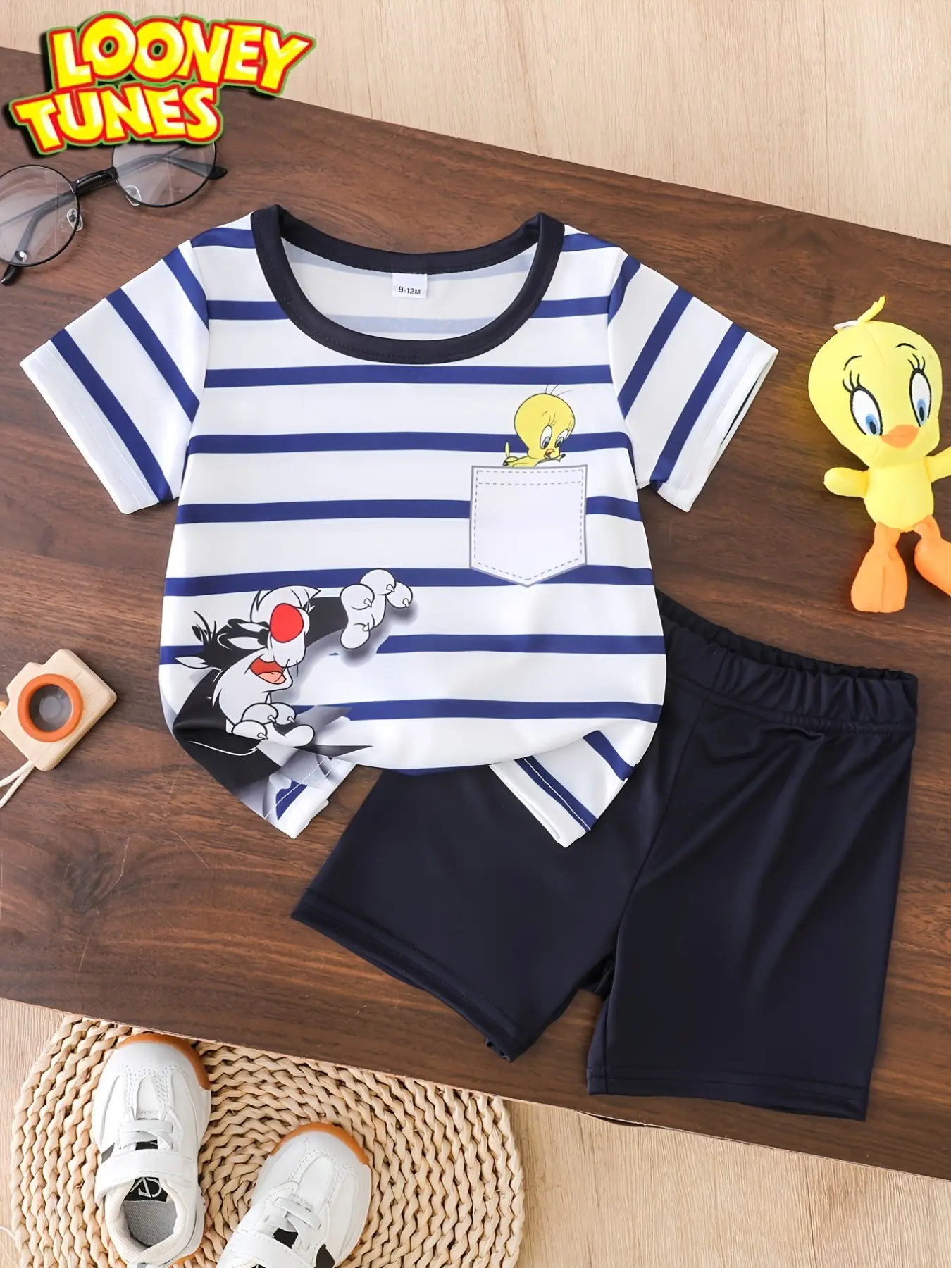[Warner WB] Authorized Batman Summer T-Shirt 2Pcss Set, Blue Batman Cartoon Round Neck T-Shirt And Black Shorts Outfit (T-Shirt And Shorts) "Batman Fashionable And Humorous" Summer Round Neck 2Pcss Set, Suitable for Summer Vacation, for Outdoor