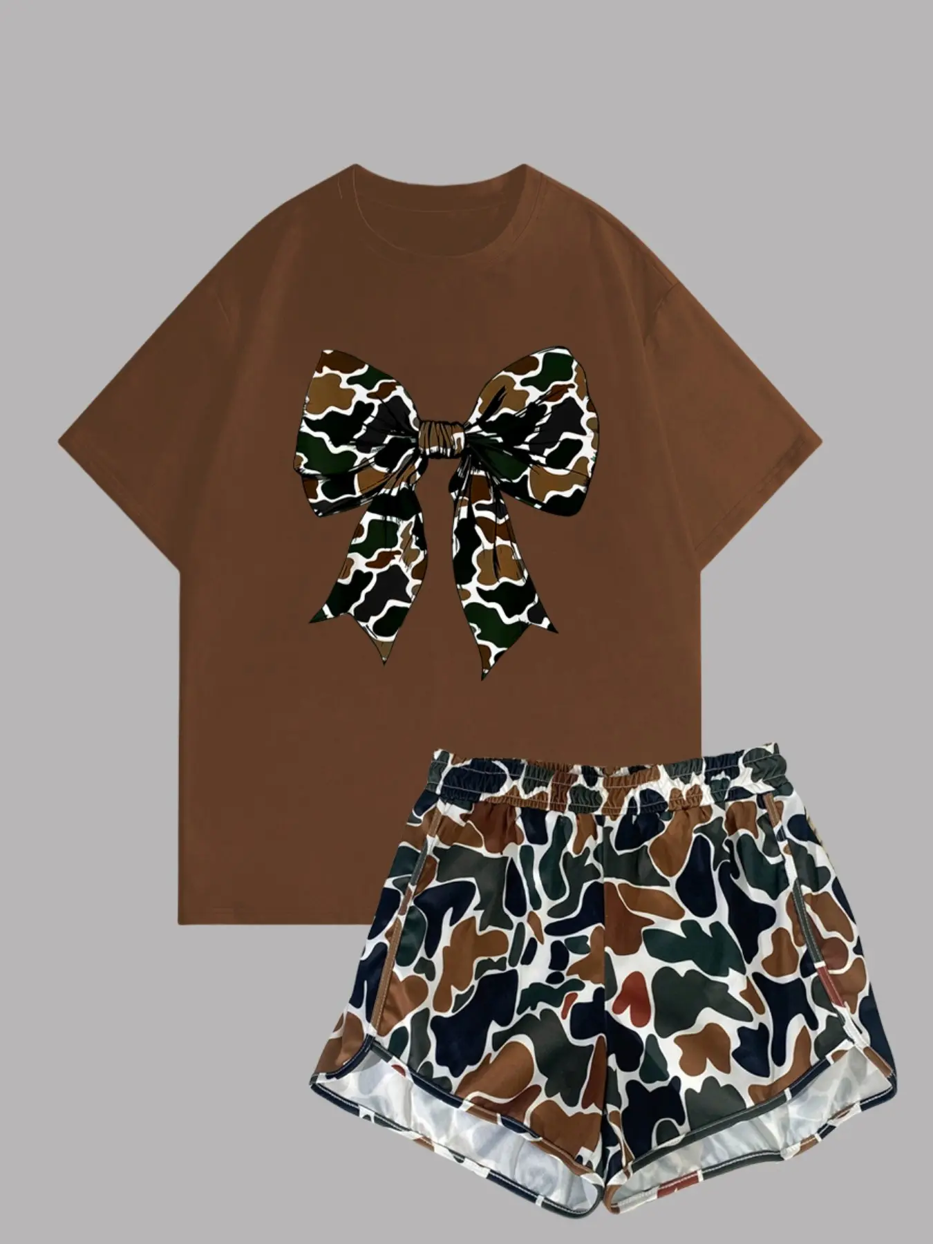 Women's two-piece matching set, camouflage bow pattern printed basic round neck baggy short sleeved top paired with elastic waist side slit pants camouflage casual shorts, summer street home leisure sports set Clothes