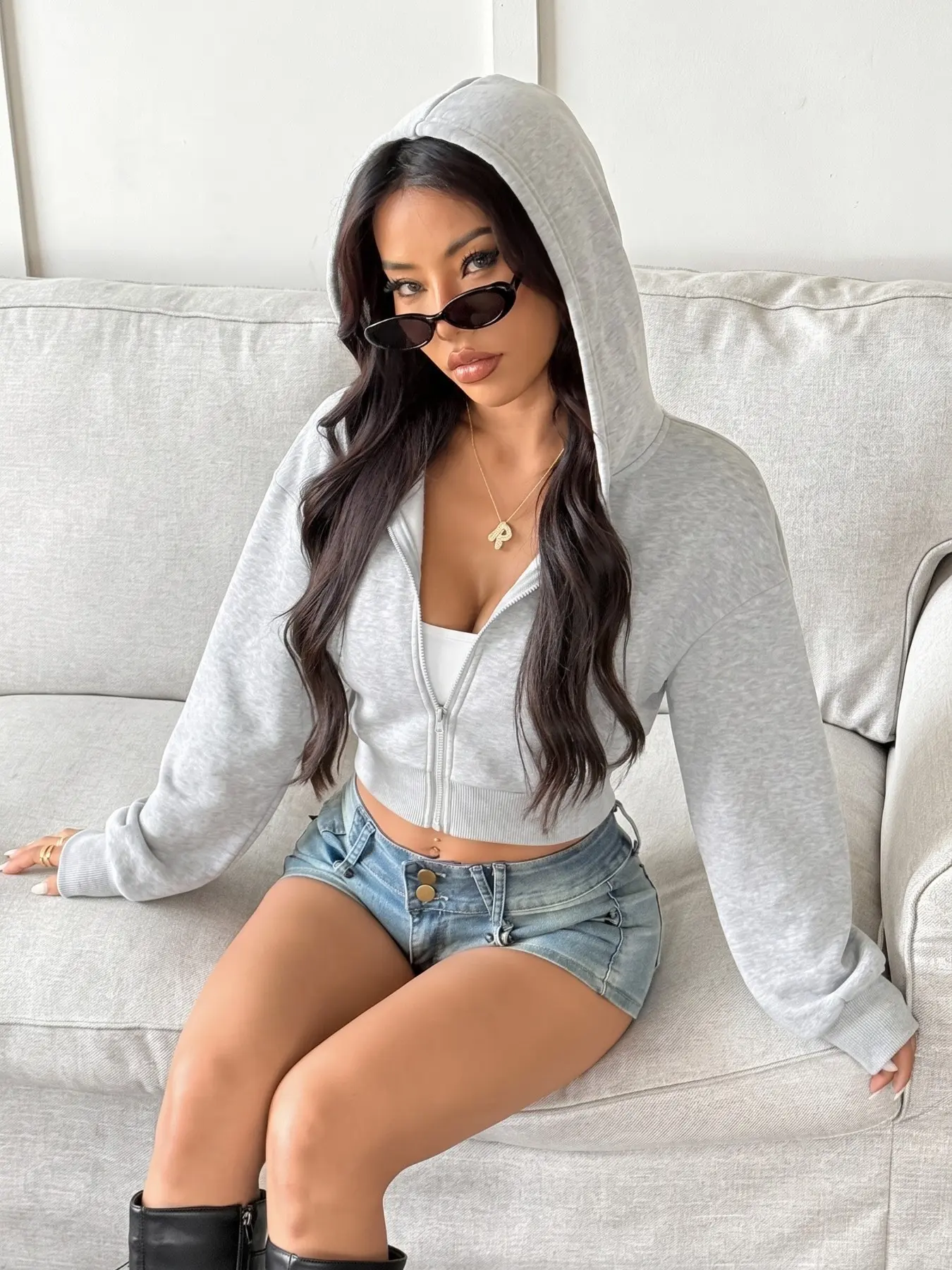 Women's zip‑up cropped hooded jacket, long‑sleeve full‑zip casual cropped hoodie, loose‑fit for everyday outerwear in autumn