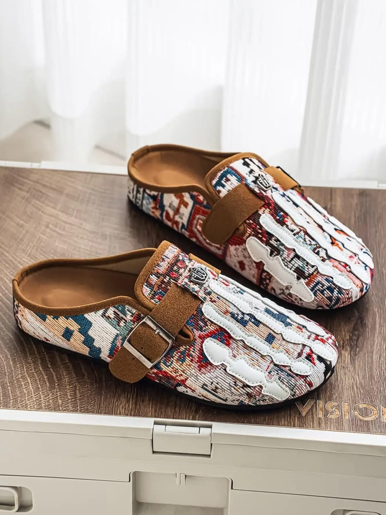 Men's Skull Patchwork Slippers, Breathable PU Leather, Sporty Style, All Seasons, Non-Slip Rubber Sole, Random Print, Ideal for Daily Wear