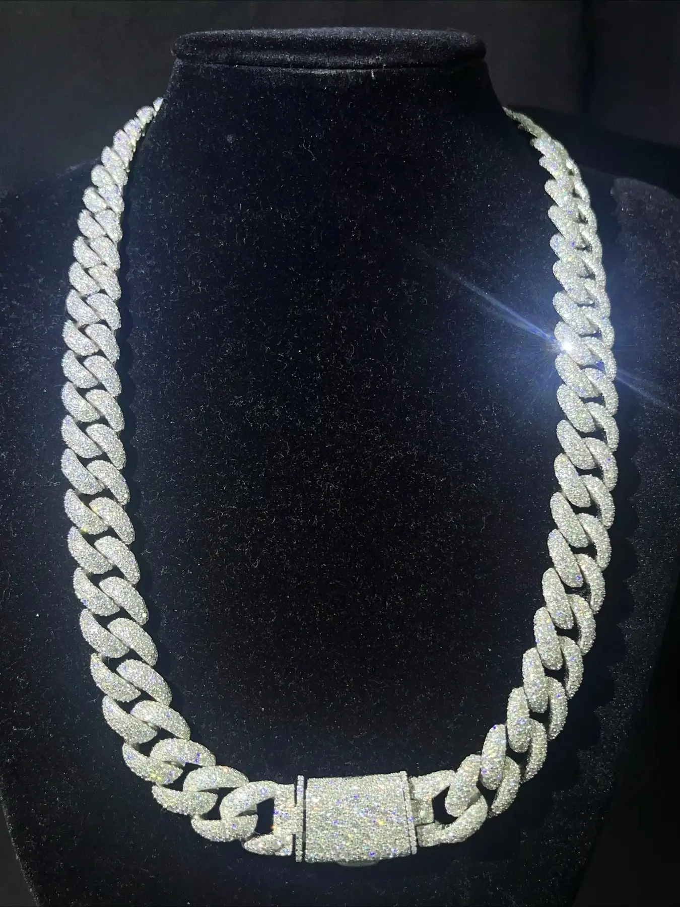 Hip-hop style Cuban chain necklace, diamond-encrusted 15mm Cuban chain necklace, street culture exclusive hip-hop Cuban chain, full of diamonds and bright design, multi-size optional to suit different wearing needs, trendy wear matching