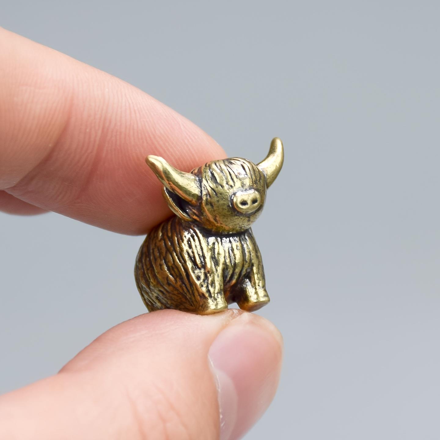 Retro Brass Mini Bull Statue | Solid Brass Material — A Decorative Mini Ornament Suitable for Tea Tables and Various Room Settings (No Electricity Required)