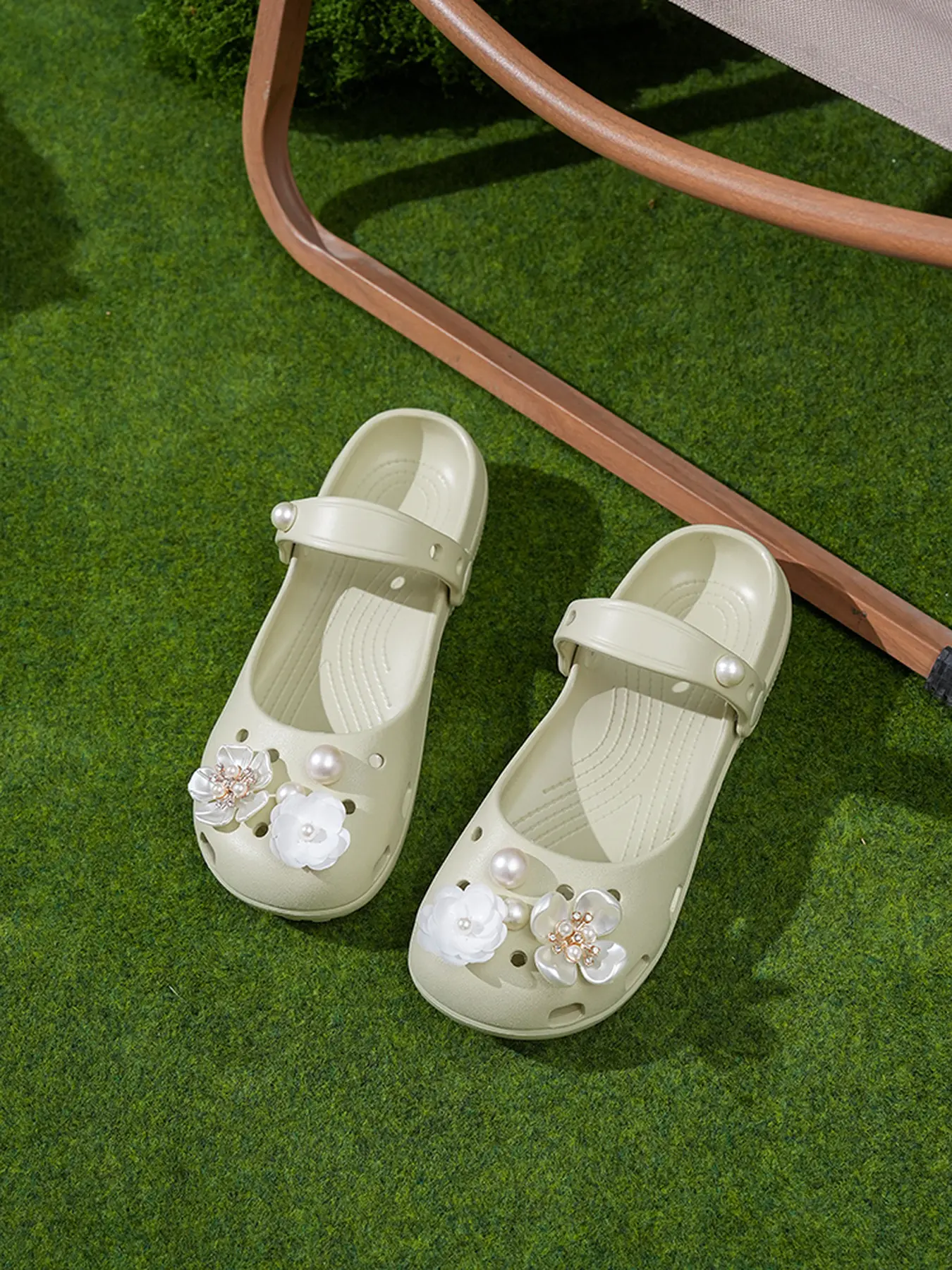 Womens Light Khaki Pearl Flower Clogs Pearl Flower Charms Two Way Wear For Beach Vacation Daily Commute