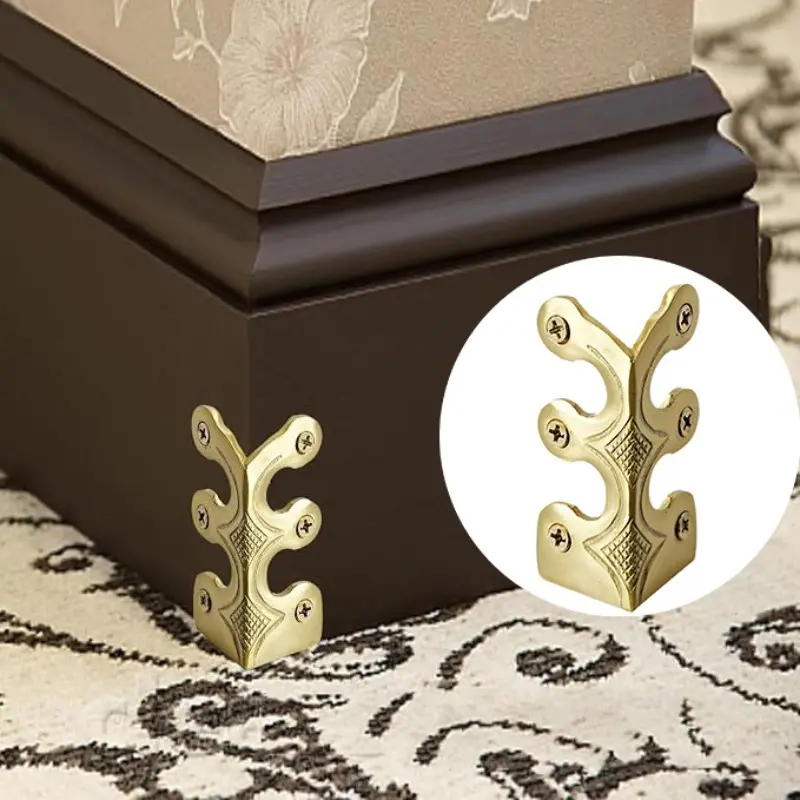 4 pcs Solid Brass Baseboard Corner Protectors, Skirting Board Corner ,Decorative Baseboard Shield, Vintage Metal Corner Protector Table Corner Edge Cover Safety Bracket with Screws, Furniture,Cabinets, Wooden Boxes, Wardrobes, Desks, Window Sills, (Gold）