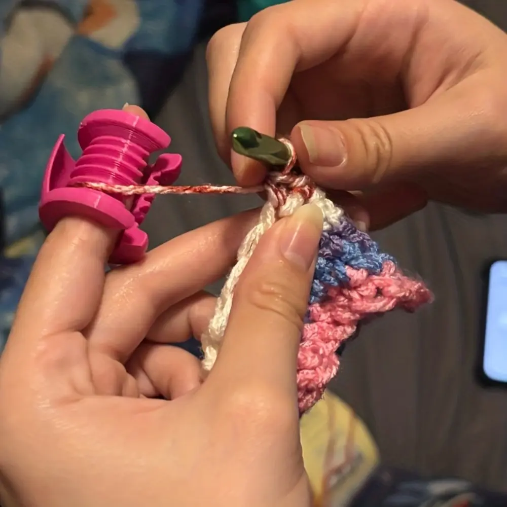 2 crochet finger and yarn protection covers - made of sturdy pink and green plastic material, suitable for thumbs and index fingers, ideal for weaving, crochet, and projects - suitable for beginners and experienced weavers, an affordable yarn guide