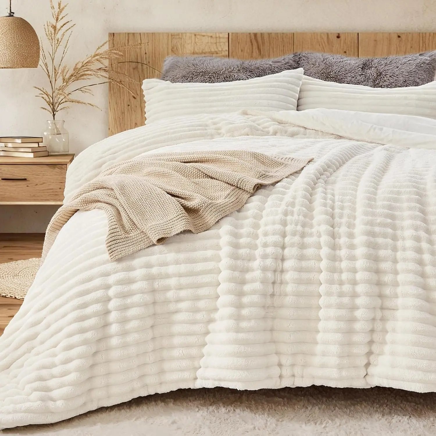 Queen Comforter Set 3 Pieces - Super Soft Fleece Comforters Queen Size, 1 Luxury Warm Fuzzy Marshmallow Comforter with 2 Pillow Cases, Faux Fur Down Alternative Bedding Set, Cream White