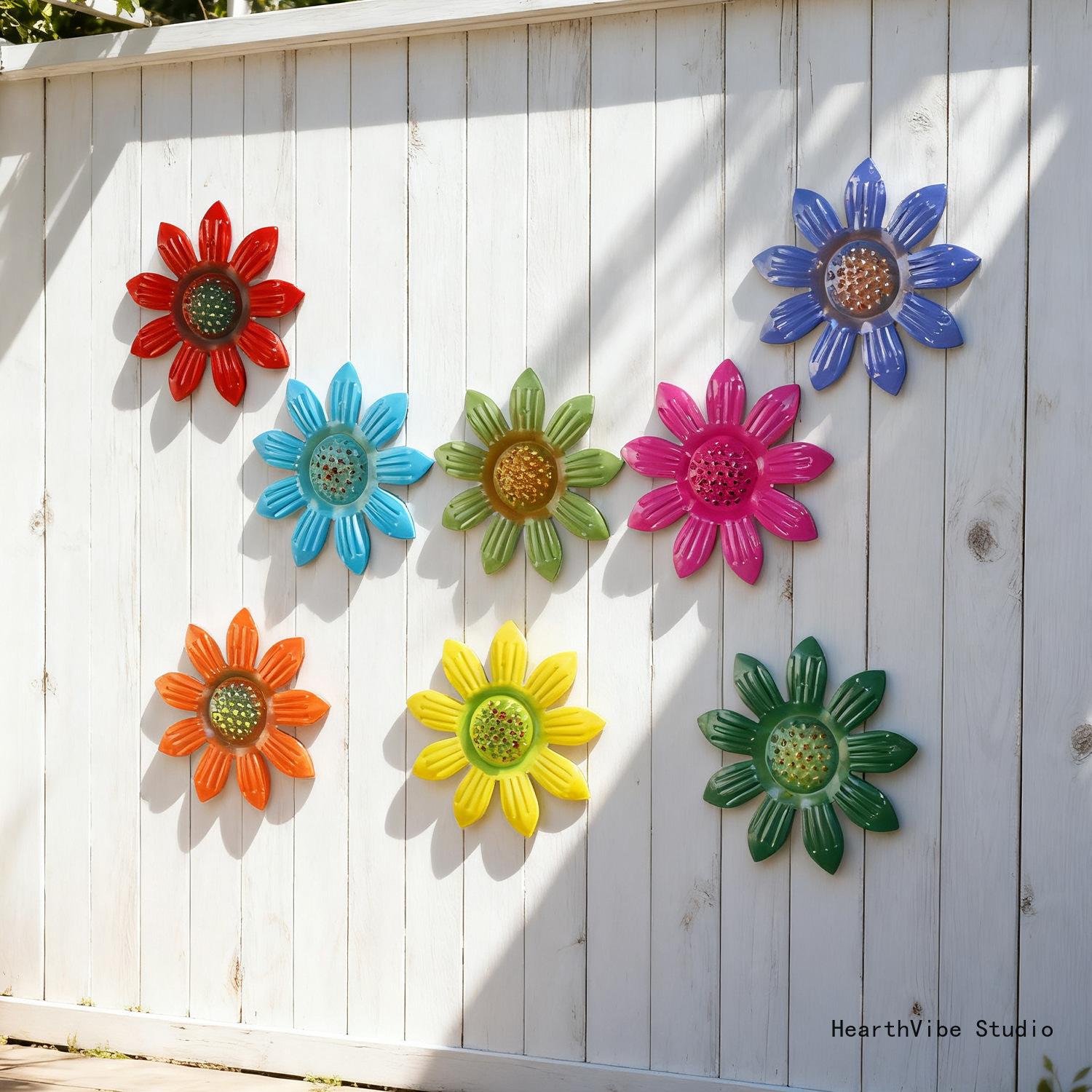 Outdoor Garden & Courtyard Iron Art Wall Hanging — Daisy Motif | Creative Decor & Wall Art for Villas and Landscaping