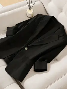 A women's light, mature, Minimalist suit jacket with seven quarter sleeves, cinched waist, slim commuting temperament. Casual small suit suitable for spring and autumn, home