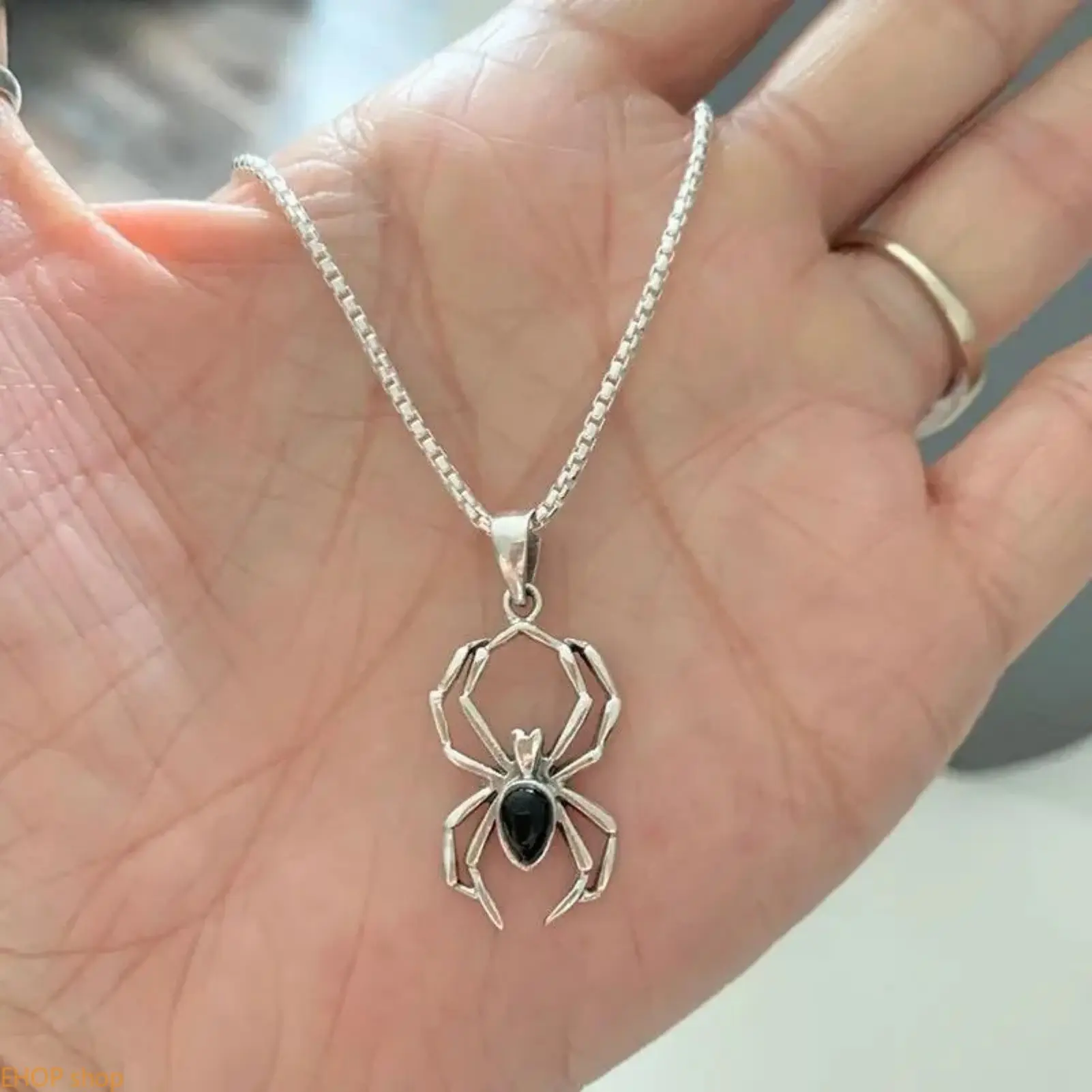 Gothic Spider Web Ghost Pendant Necklace - Vintage Punk Costume Jewelry, Unisex Wear for Halloween Party, Spooky Theme Cosplay, Daily Outfit Matching Gift, 4.3G, Spider Shape