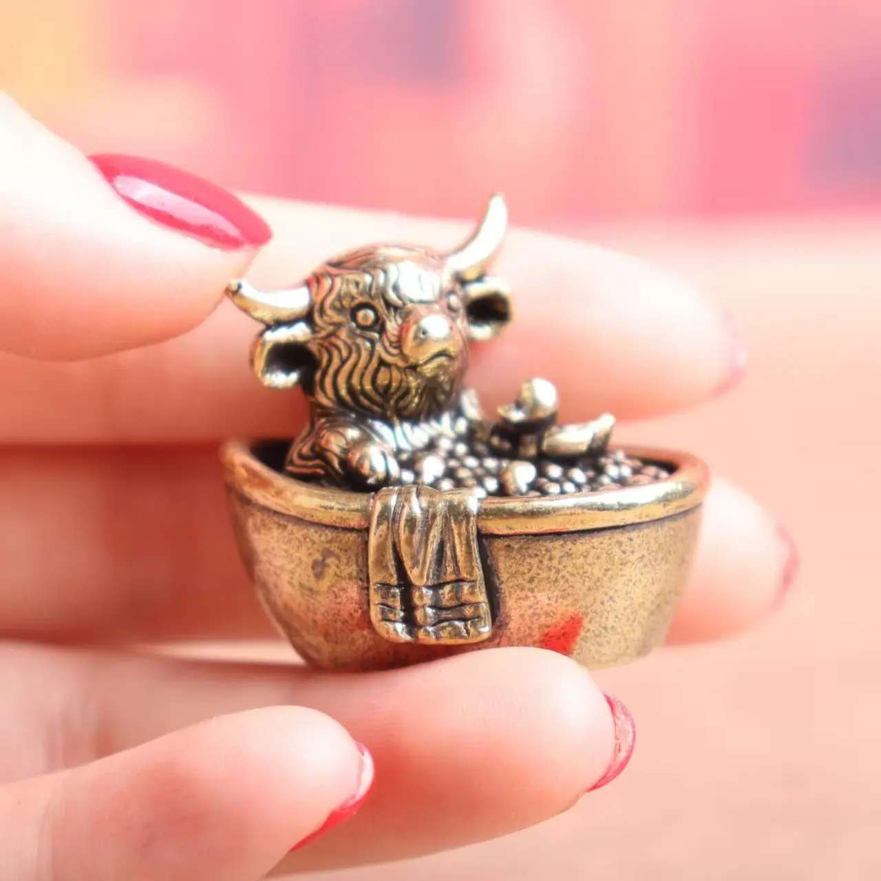 Small Brass Statue of Highland Cow, Mini Duck Sculpture, Bath Time Decorative Figurine, Unique Home Ornament, Handcrafted Detailing, Animal Collectibles, Room Decor Statue