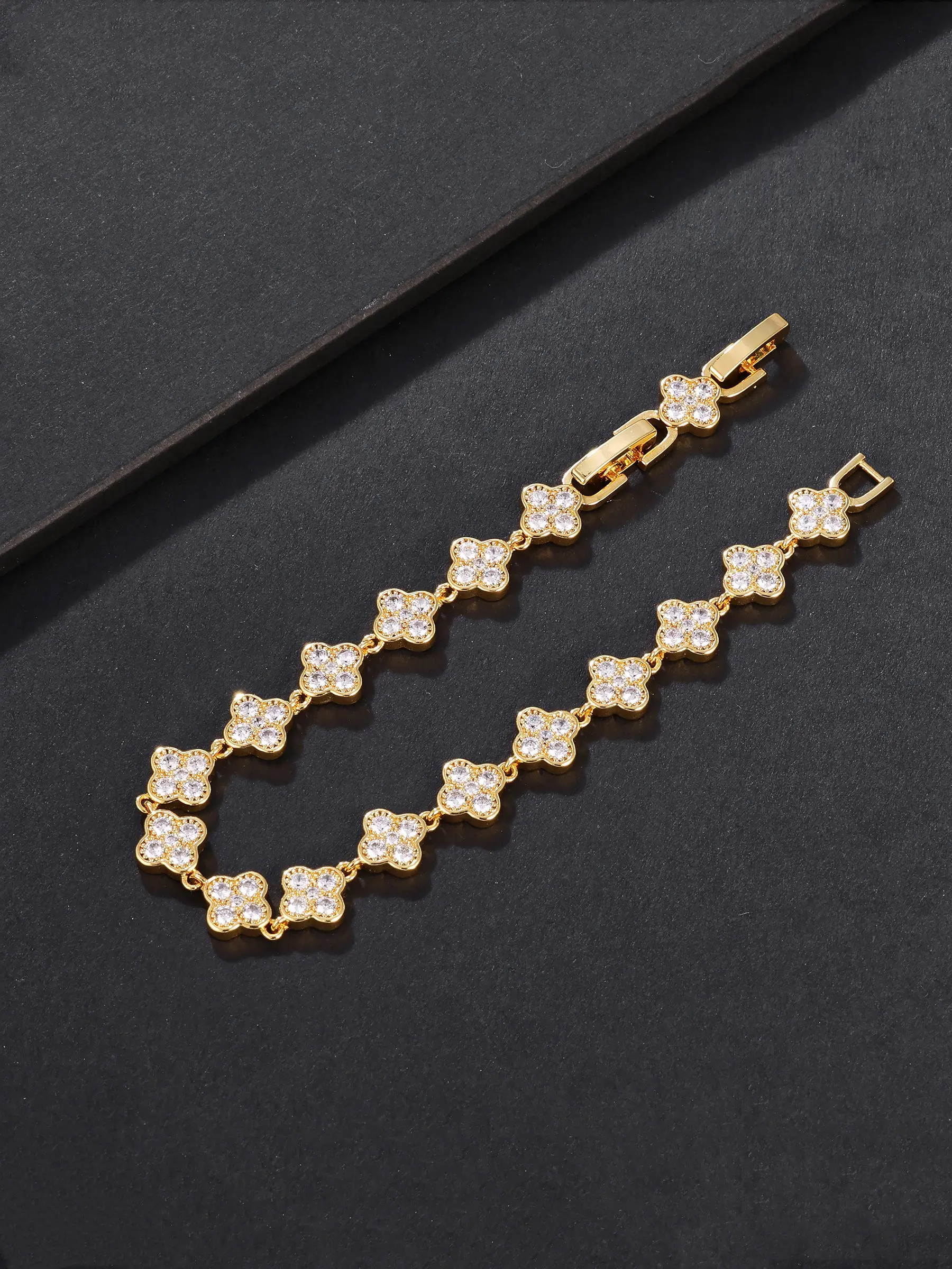 Four-Leaf Clover Hand Chain Bracelet, Street Style, Casual Daily Wear, High Value, Perfect Gift Choice