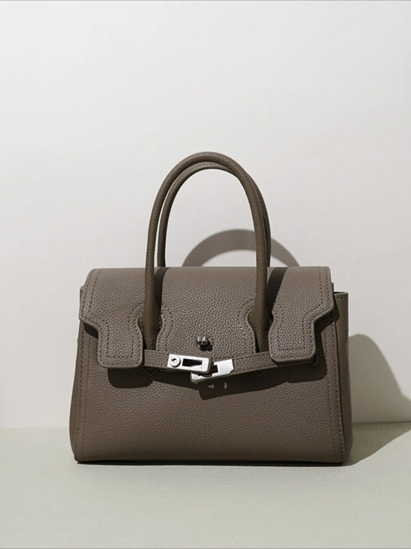Spring and summer niche new shoulder messenger bag women's simple fashion leather small square bag work foreign style handbag bag 2026 Fashionable Cowhide Handbag