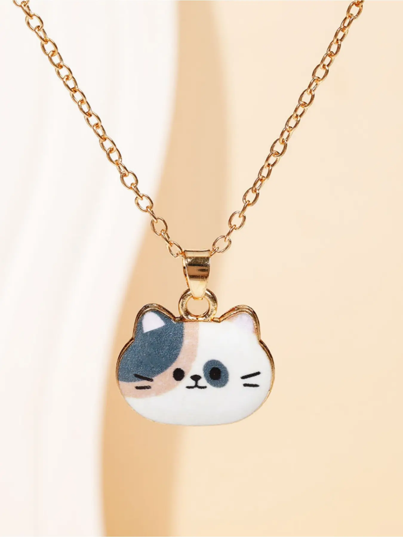 A fashionable and cute cat necklace alloy animal pendant jewelry for women