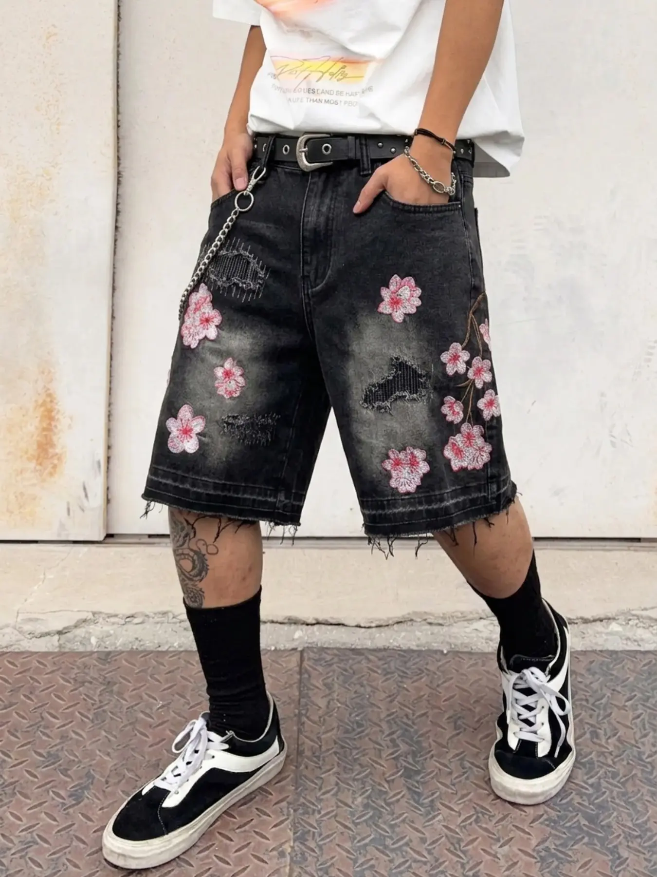 Trendy Cherry Blossom Embroidered Ripped Edge Jeans Shorts, New Chinese Style Vintage Five-Pocket Pants, Perfect for Dates/streetwear/commute!