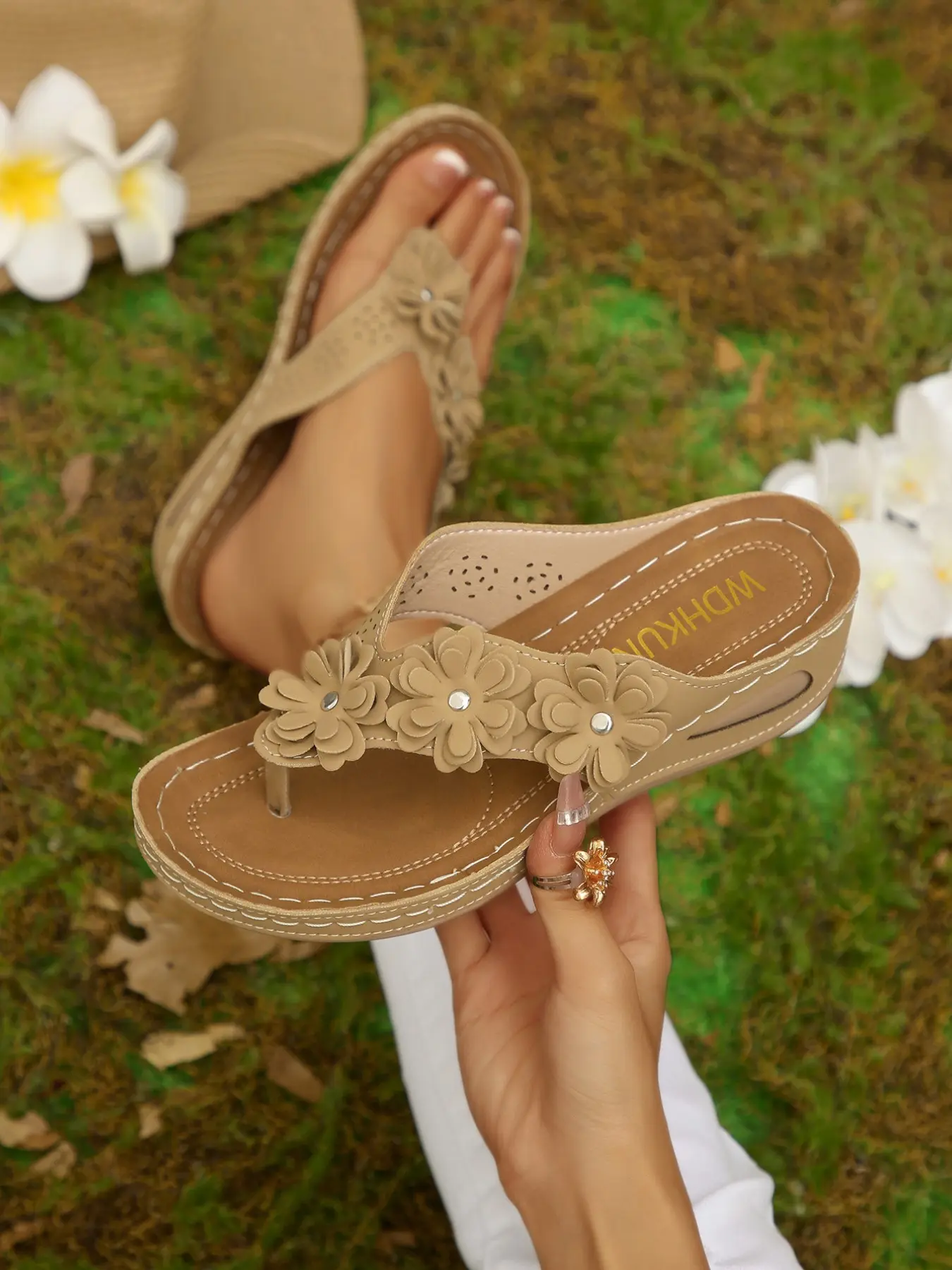 Women's 3D Floral Wedge Casual Outdoor Sandals, Perforated Hollow Out Thick Sole, Soft Anti-Slip Outdoor Flip Flops, Summer Beach Vacation Versatile Mom Shoes