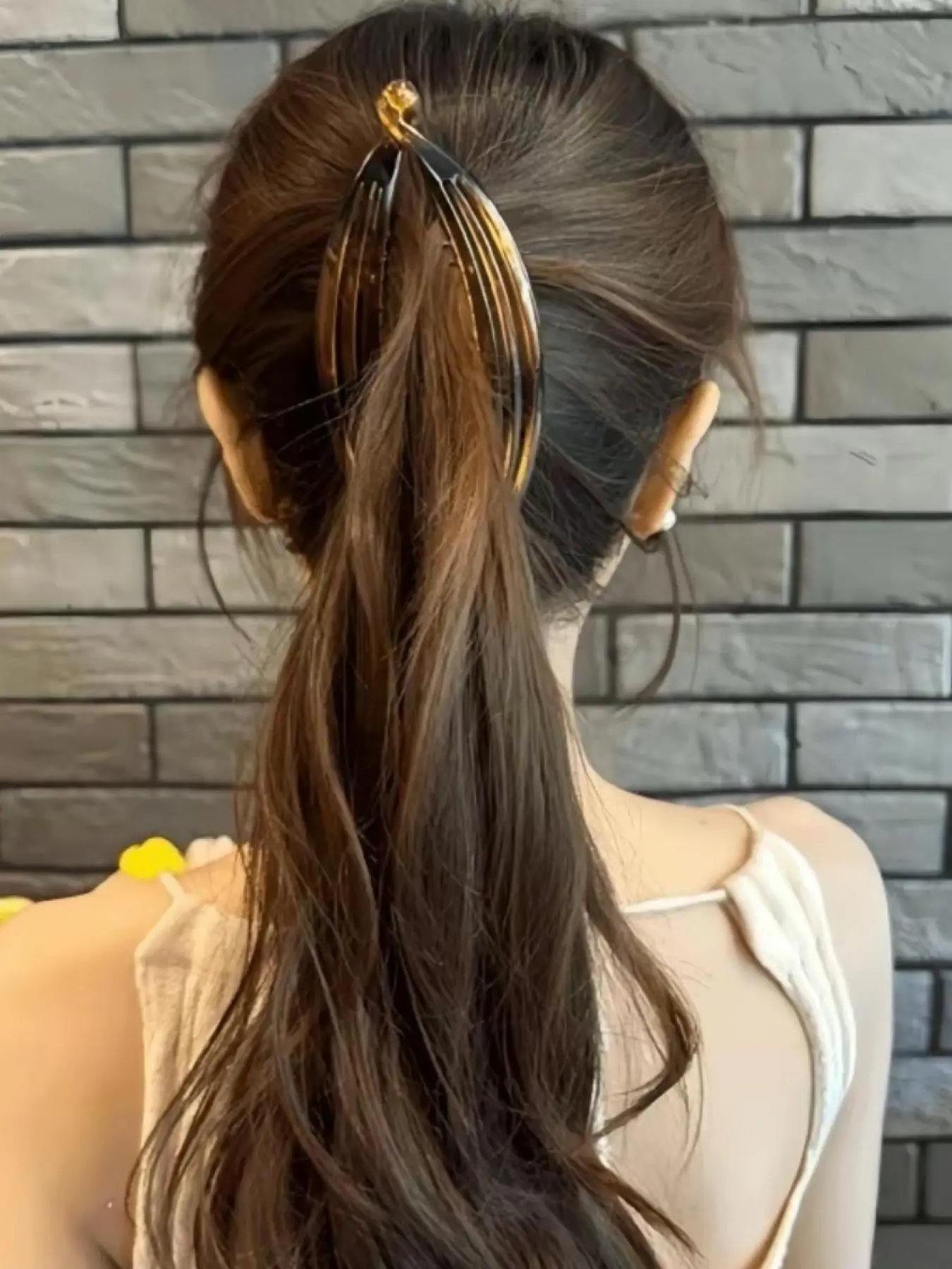 A convenient banana clip, fishtail clip classic long hair clip French banana comb ponytail clip, easy to use in daily life, and versatile hairstyles are also a surprising and exquisite small gift