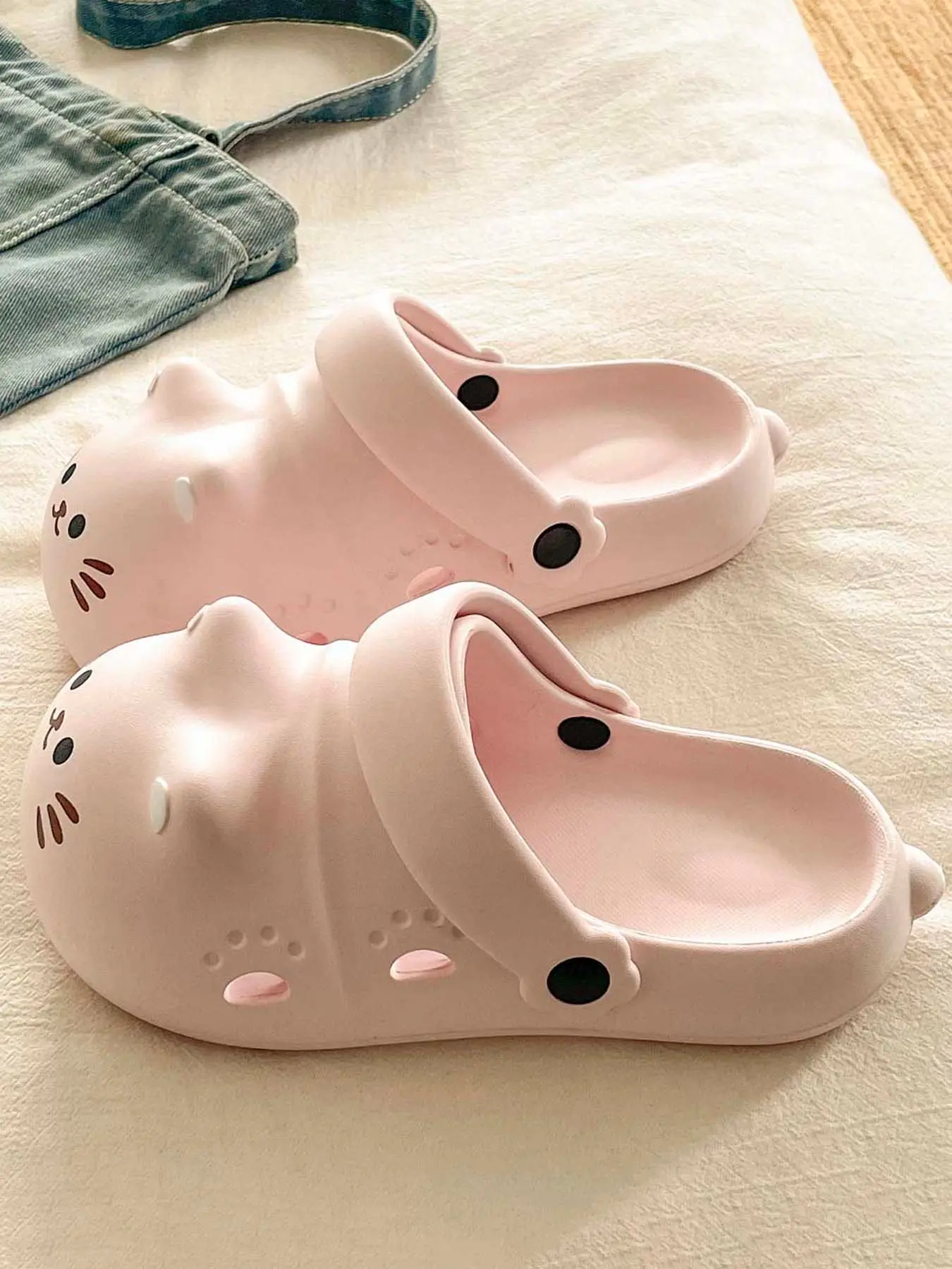 Cute Cat Hole Sandals for Girls, Soft Sole Comfortable Slippers, Summer Indoor Outdoor Wear, Adorable Closed-Toe Shoes, Cute Cartoon Slides
