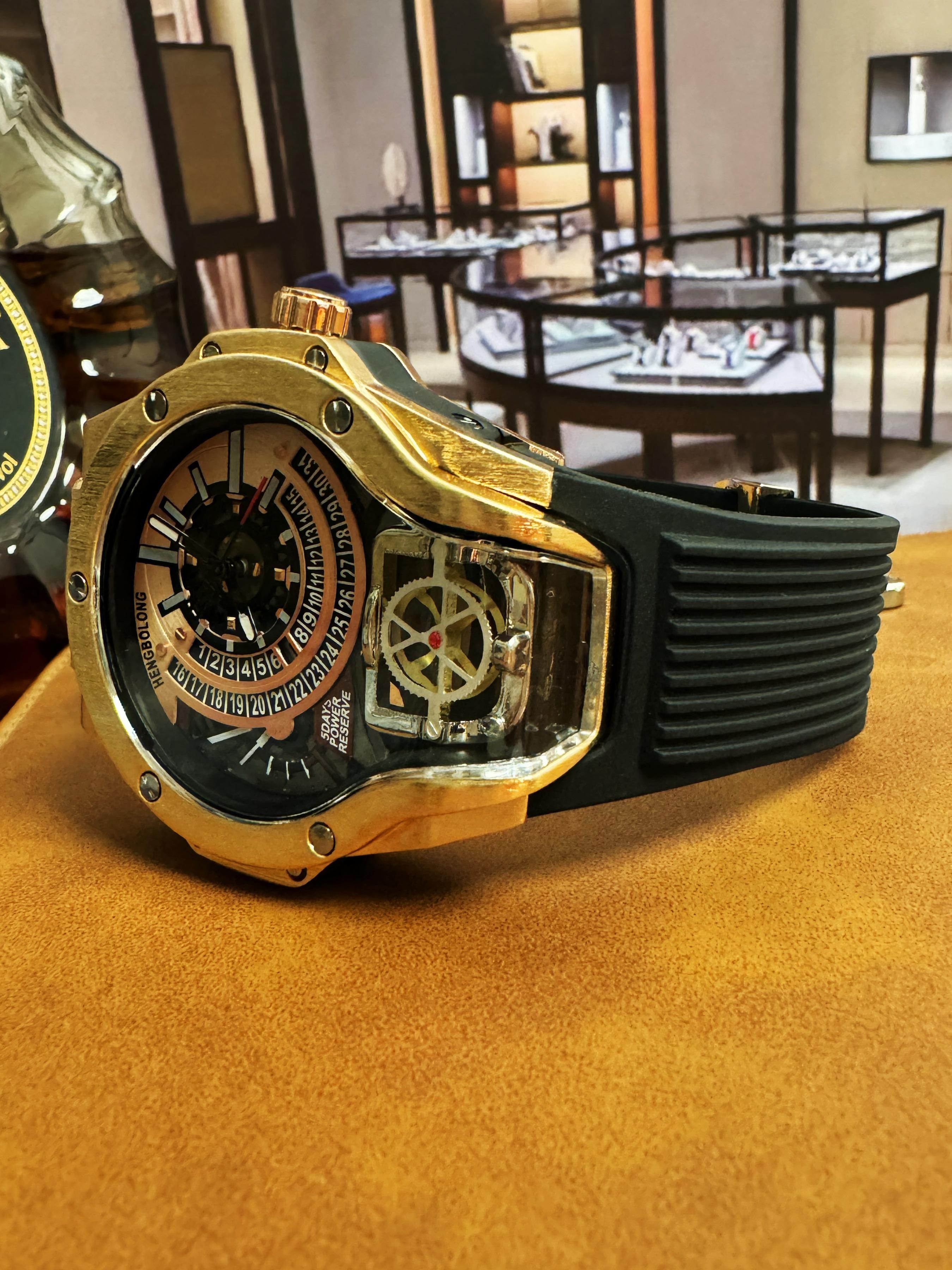 World of Warcraft Large Dial Strange Shape Men's Mechanical Texture Quartz Watch, Punk Personality Popular Dominant World of Warcraft Party Youth Gift Watch, Gift Box Packaging