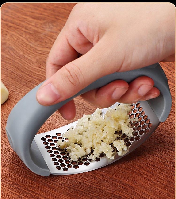 New Design Stainless Steel Garlic Press Rocker, Manual Garlic Mincer Crusher for Kitchen, Handheld Garlic Masher Tool for Fresh Garlic Paste