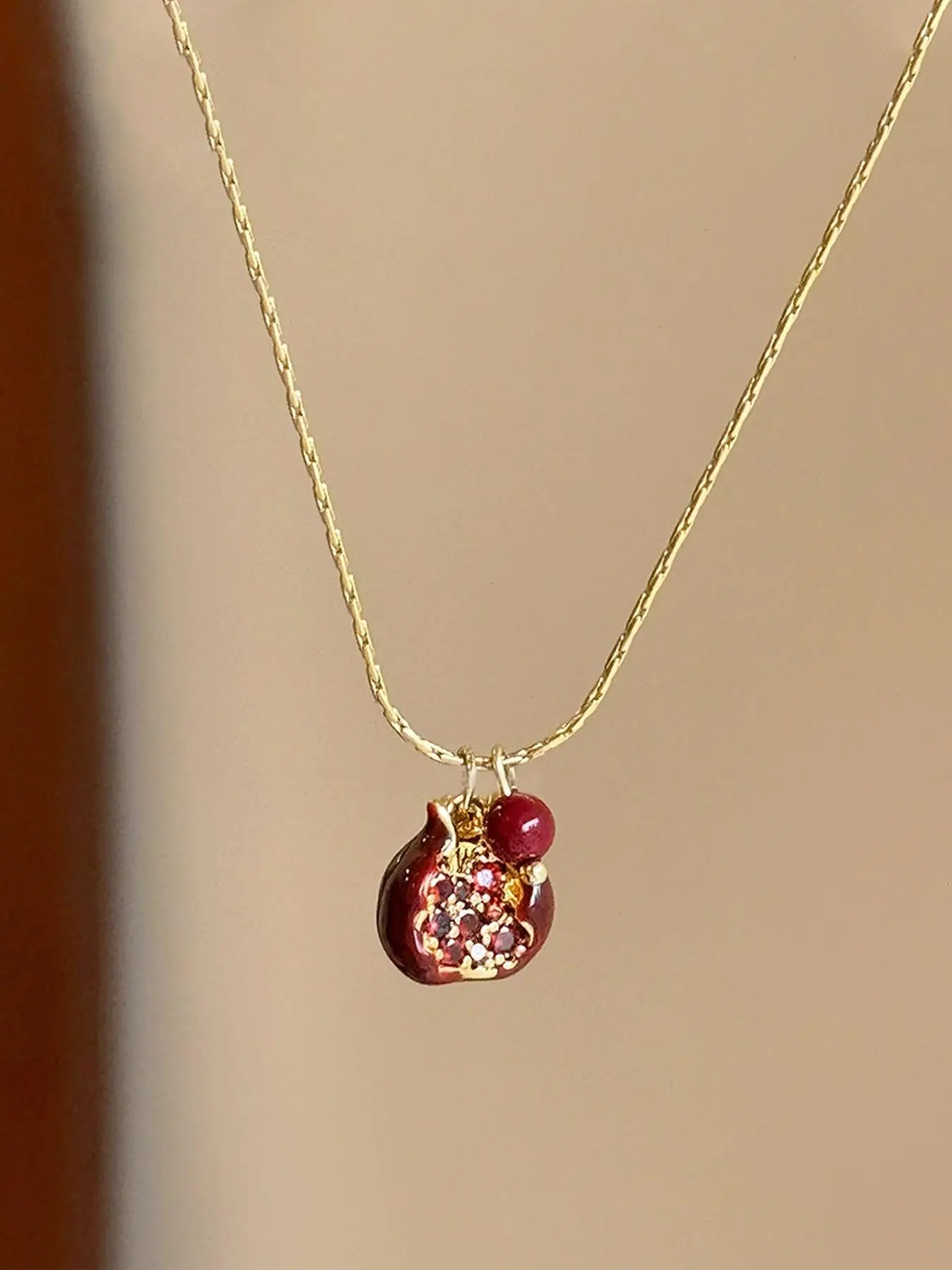 Vintage Artificial Zircon Decor Pomegranate Design Pendant Necklace for Women for Gift, Clavicle Matching Necklace, Fashion All-match Accessory
