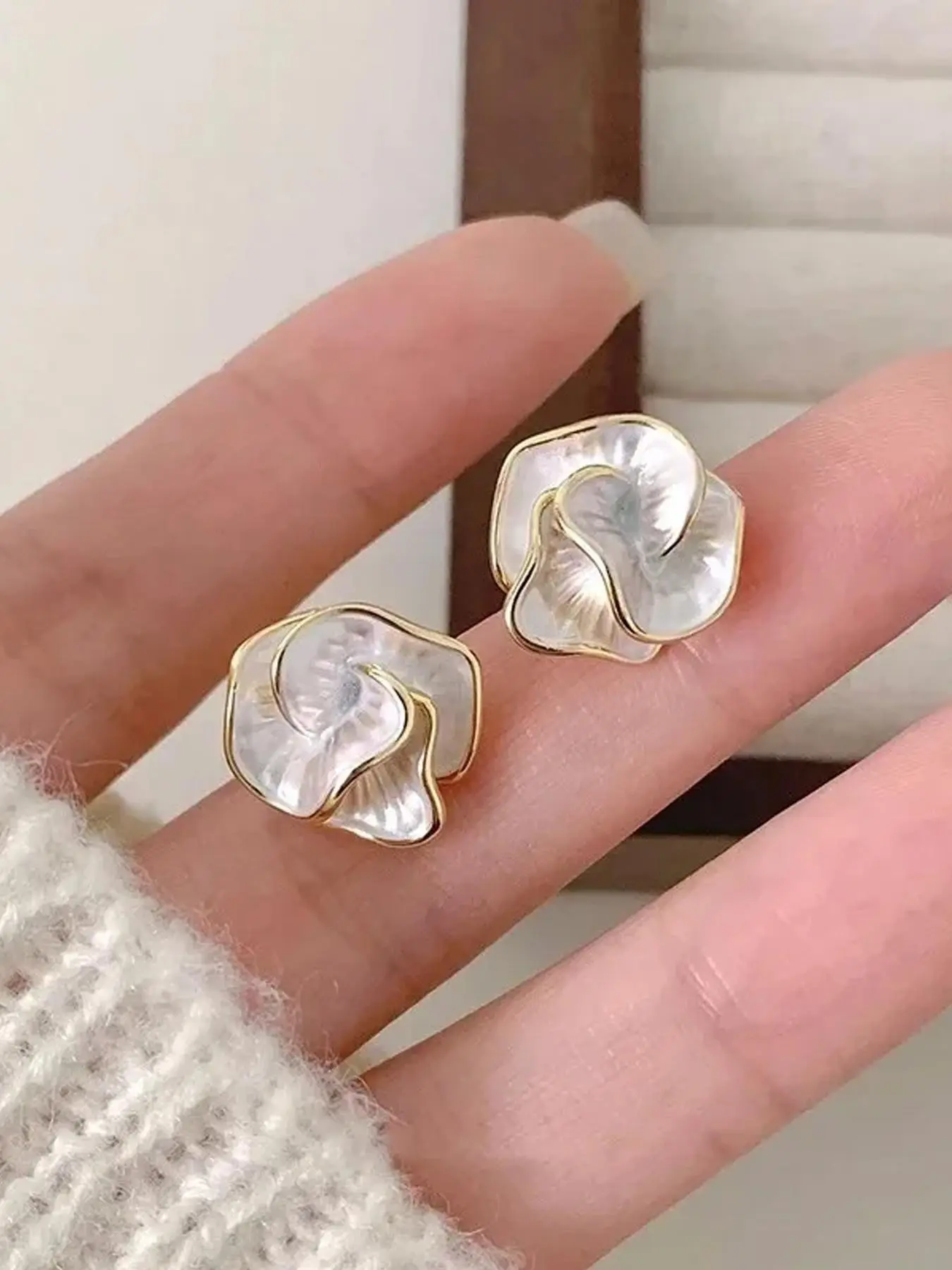 Fashionable Camellia Enamel Stud Earrings Jewelry, Elegant Floral Design, Multi-Layered, Perfect for Parties and Vacations