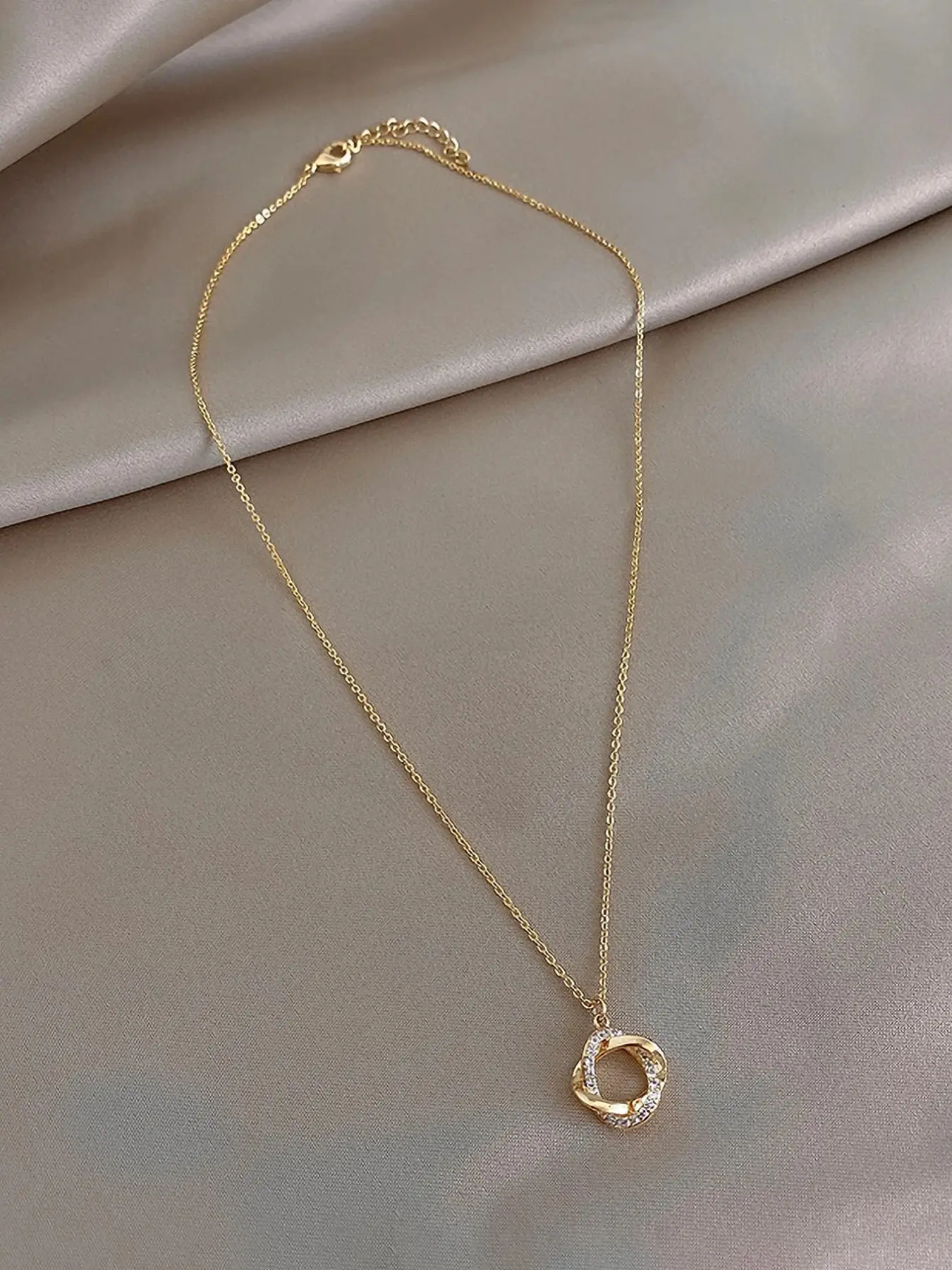 Elegant Korean Style Necklace for Women, Wind Student Fashion, Luxurious Minimalist Design, Rhinestone Friendship Chain, Trendy Lockbone Pendant
