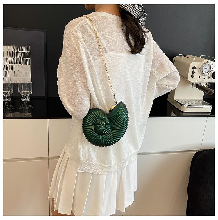 Personalized Conch Shell-Inspired Women's Crossbody Clutch Bag Y2K Summer Chain Mini Shoulder Bag Coastal Beach Vacation Evening Dinner Handbag Unique Sculptural Seashell Envelope Purse Lightweight Versatile Party Wedding Gift