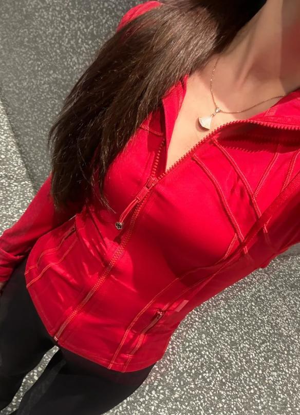 LULU  new summer stand-collar jacket features lightweight, quick-drying fabric that flatters the figure. This sporty, stretchy jacket boasts a slim-fit silhouette.