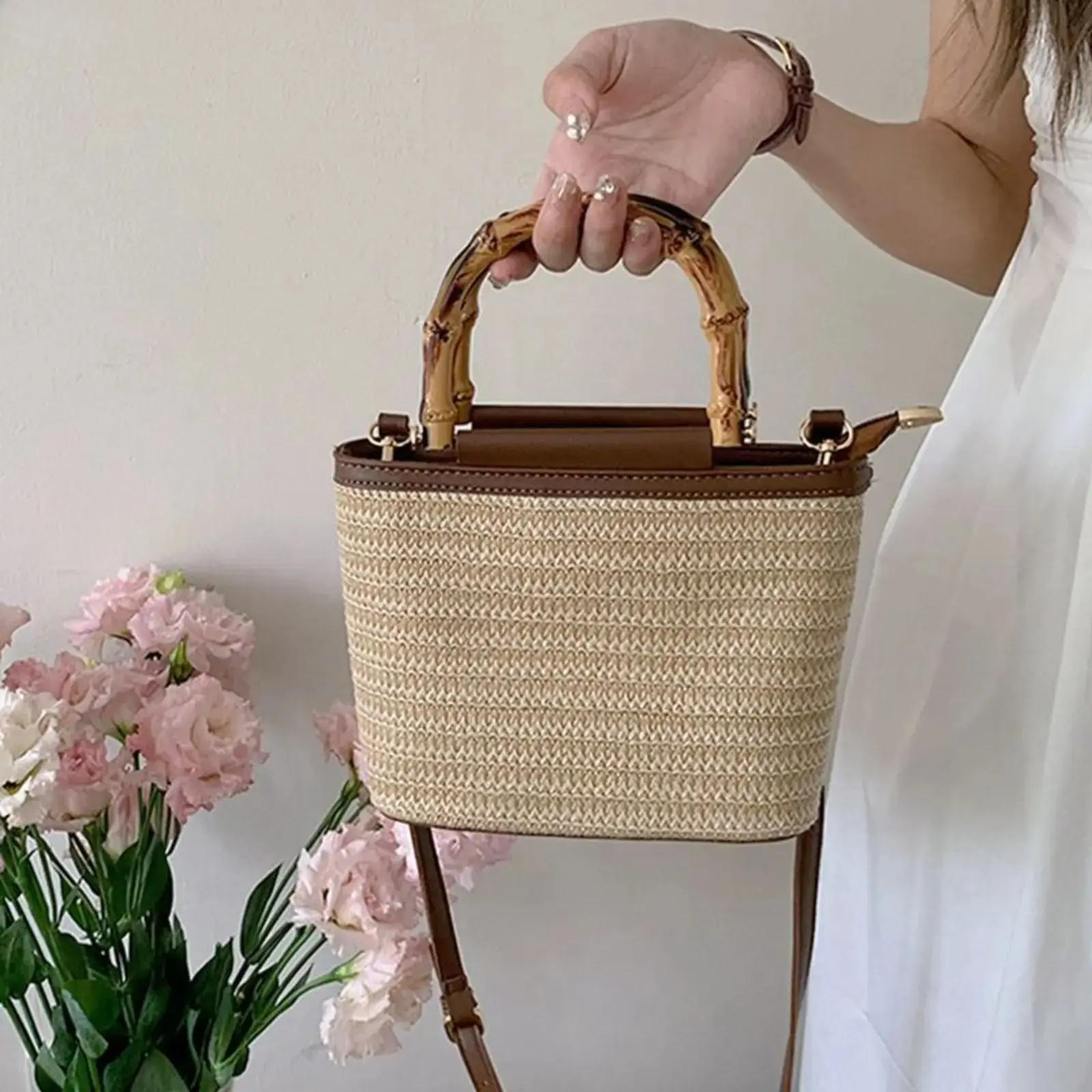 Women's Small Woven Straw Bucket Bag - Casual Fashionable Top-Handle Crossbody Handbag, Lightweight Niche Straw/Bamboo Purse for Summer Vacation, Beach Bag, Fashionable Bags