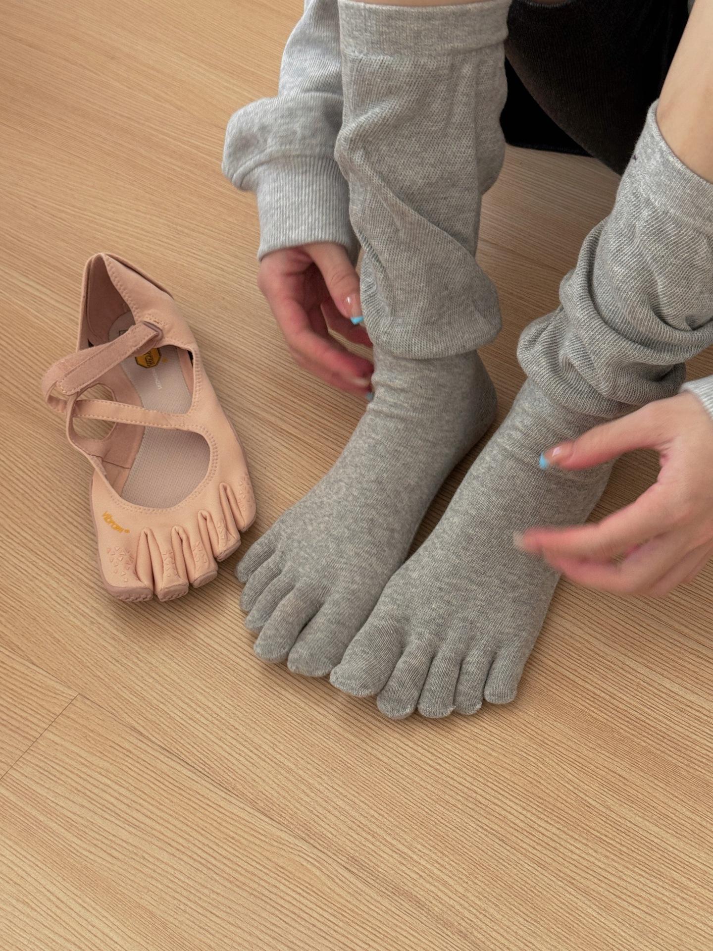 Five-toe ballet dance training, breathable and comfortable for barefoot use, with a split-toe design suitable for line dancing, comfortable ankle socks