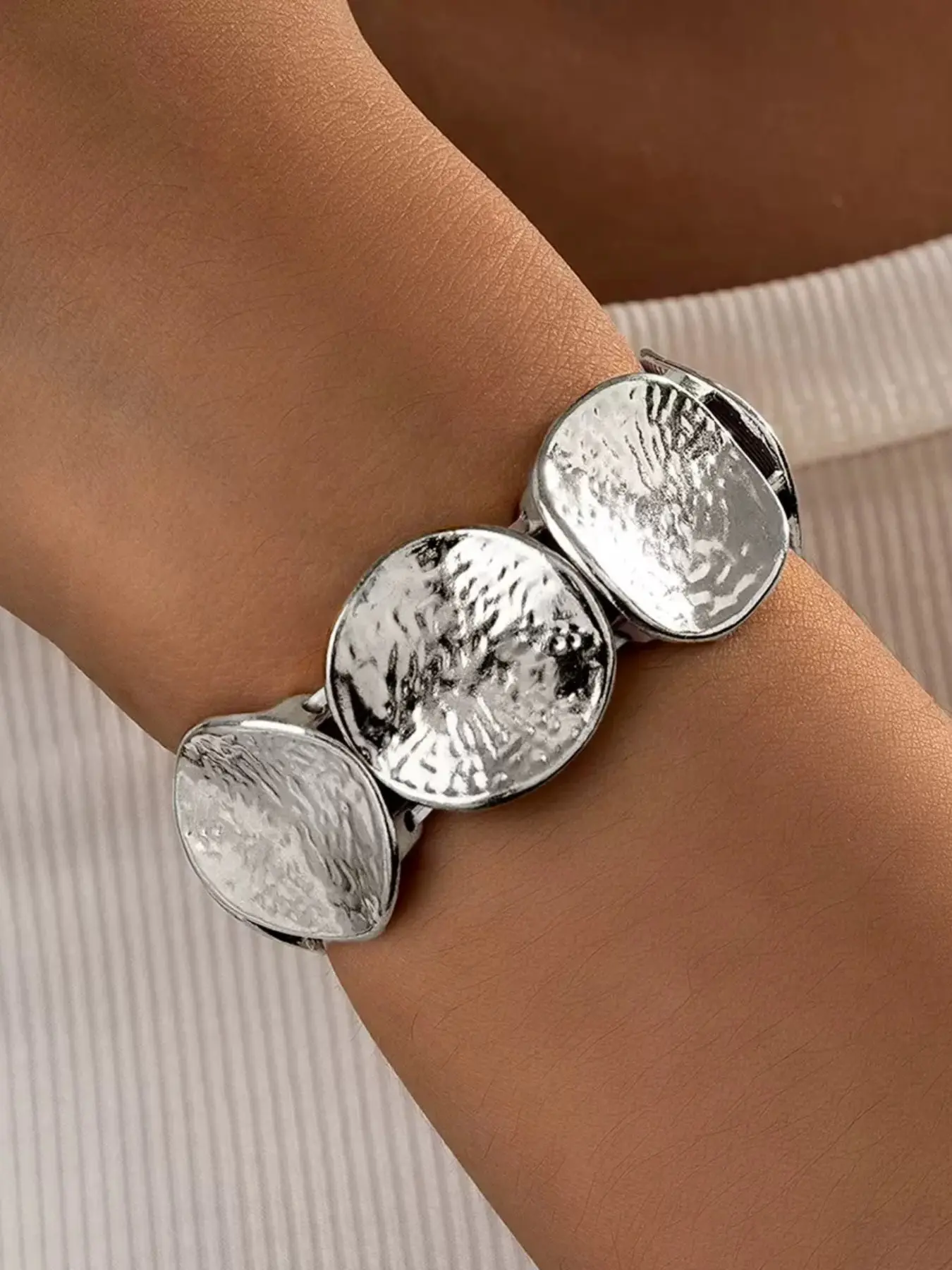 1 piece of hammer patterned silver thick retro style bracelet with irregular circular wide cuffs, suitable for women's daily life or dating, paired with fashionable jewelry and women's holiday gifts