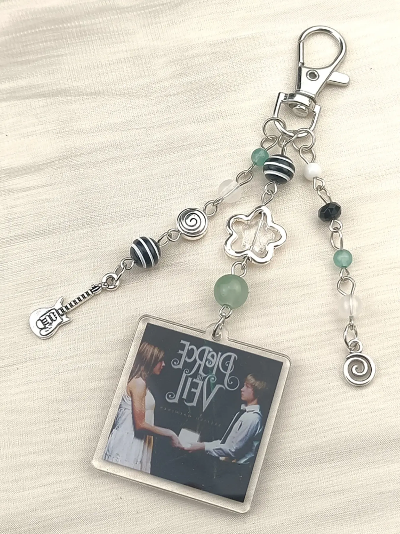 Rock Style Album Card Holder Keychain, American Vintage Hollow Flower + Spiral Pendant, Beaded, Band Fan Gift, Daily Accessory, Stylish Keyring