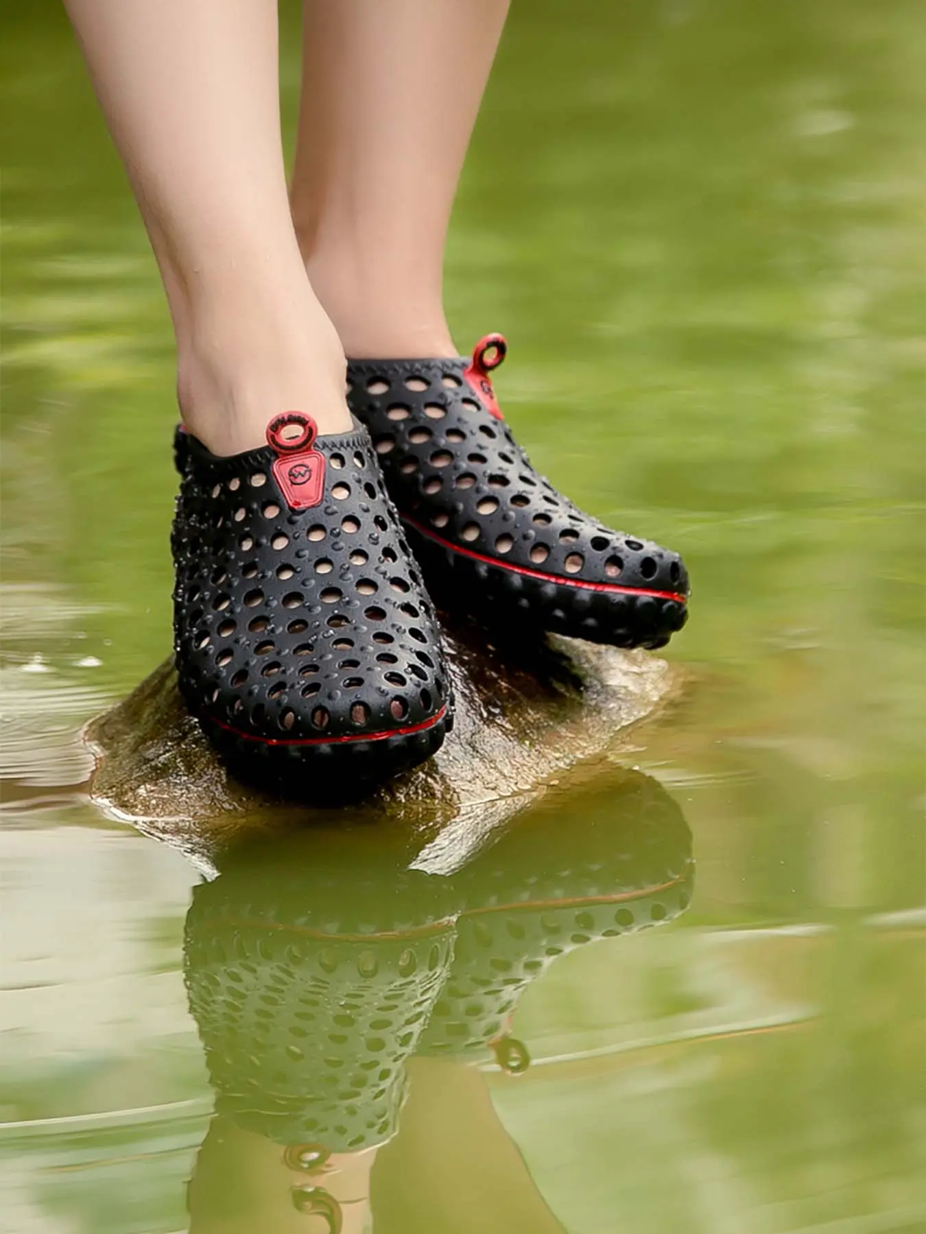 A pair of men's non-slip breathable mesh clogs, quick-drying beach water shoes, suitable for daily wear.