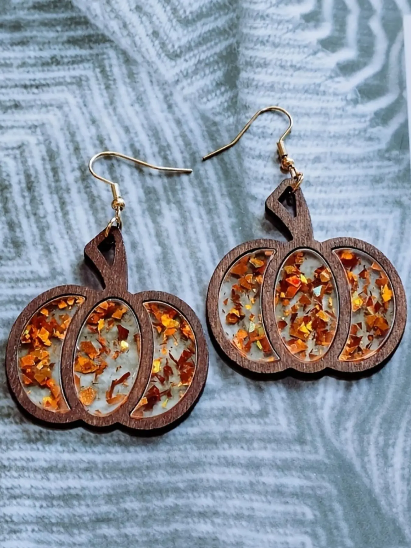 Autumn Halloween earrings featuring a pumpkin wood texture with acrylic glitter and powder. Acrylic orange ear pendants, simple Thanksgiving earrings, with a blend of retro and minimalist styles. Halloween ghost pumpkin pendant earrings, Sparkling